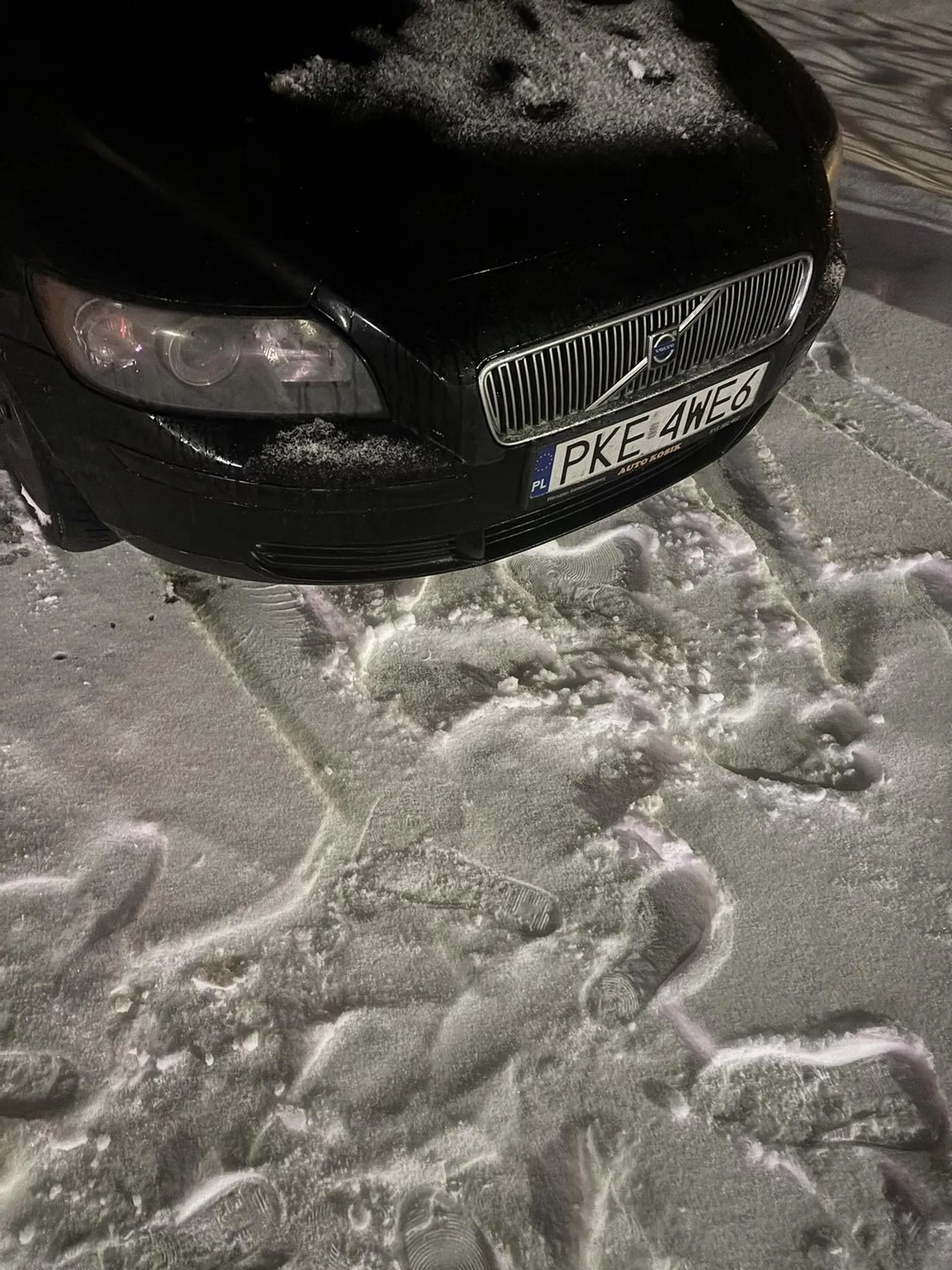 Jest piratem drogowy nie umie zachować szczególnej ostrożności prawie jebnal babkę na pasach z dzieckiem i zaczął krzyczeć jebac stare baby