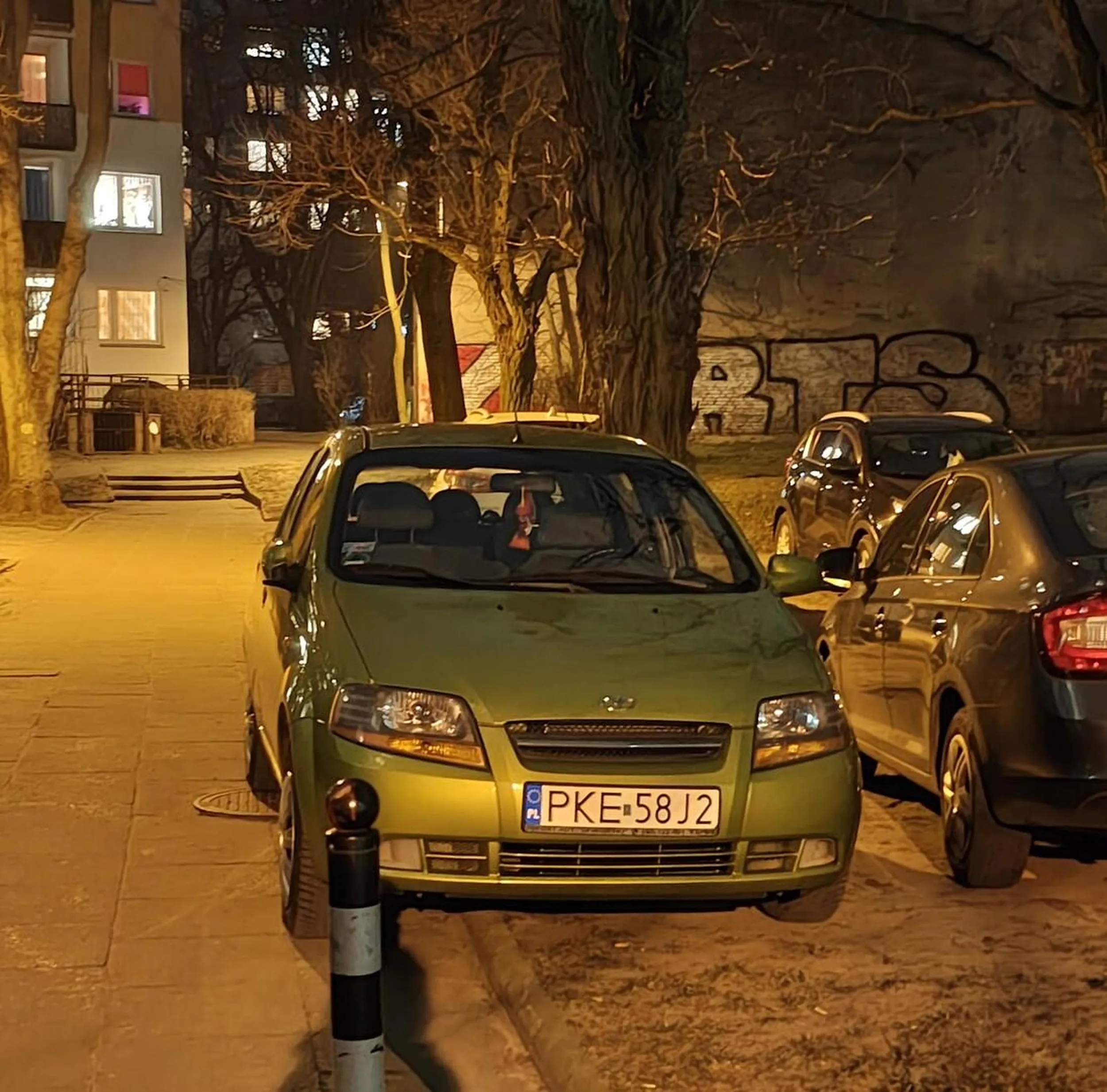 Może wjedź na chodnik jeszcze, by bliżej bloku stać...