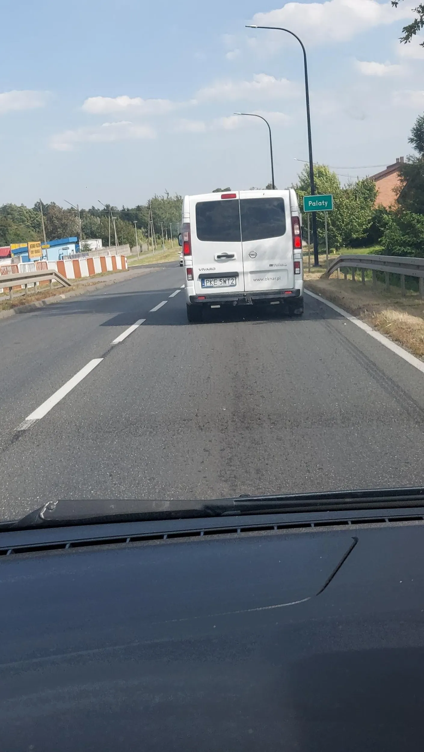Wymusza pierwszeństwo na rondzie i przekracza prędkość w zabudowanym. Gdyby nie moje gwałtowne hamowanie doprowadziłby na wcześniej wymienionym rondzie do zderzenia.