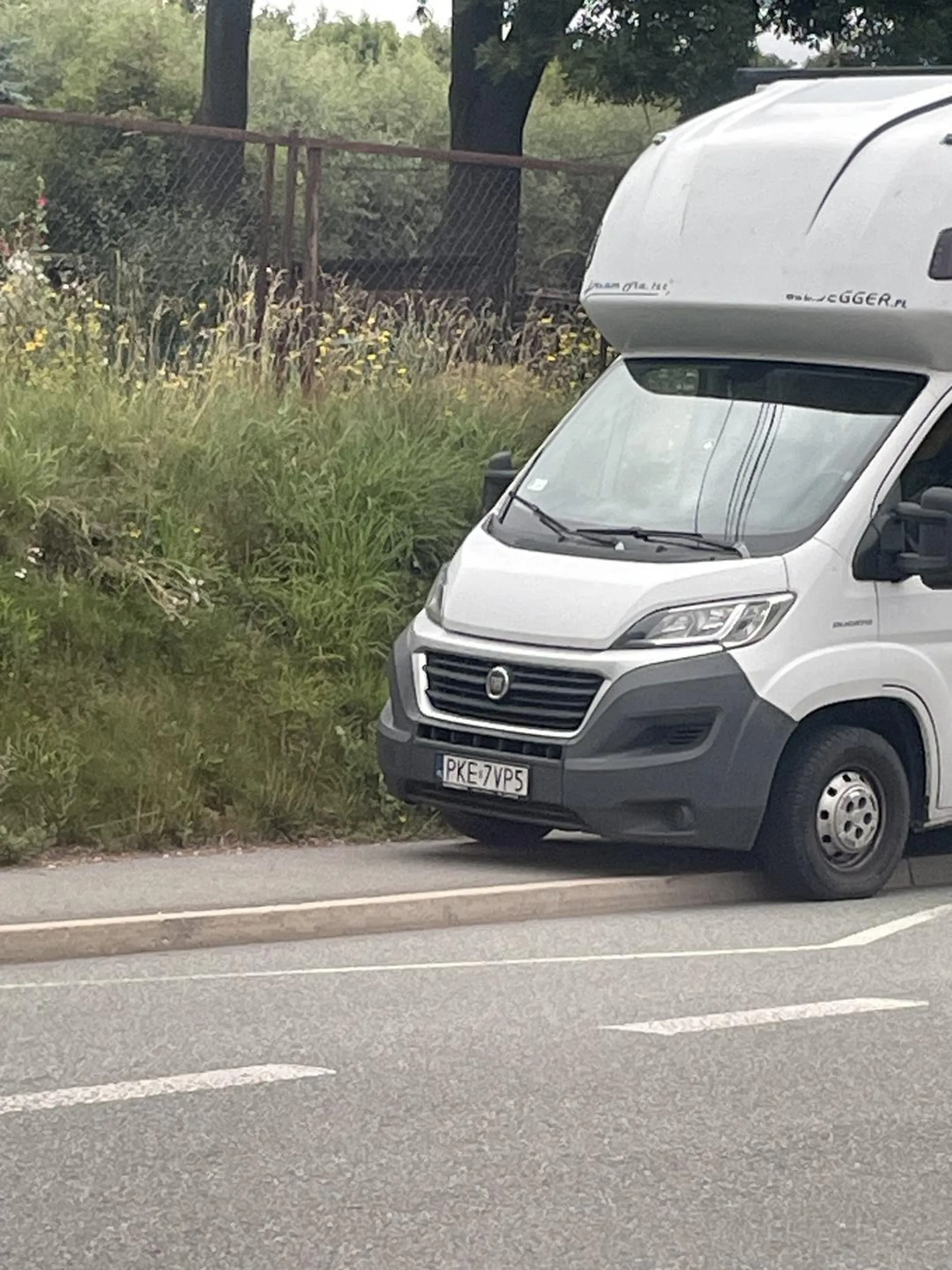 Kierowca staje na przystanku autobusowym i idzie do sklepu, nie polecam
