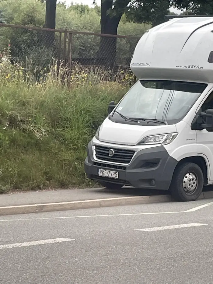 Kierowca staje na przystanku autobusowym i idzie do sklepu, nie polecam