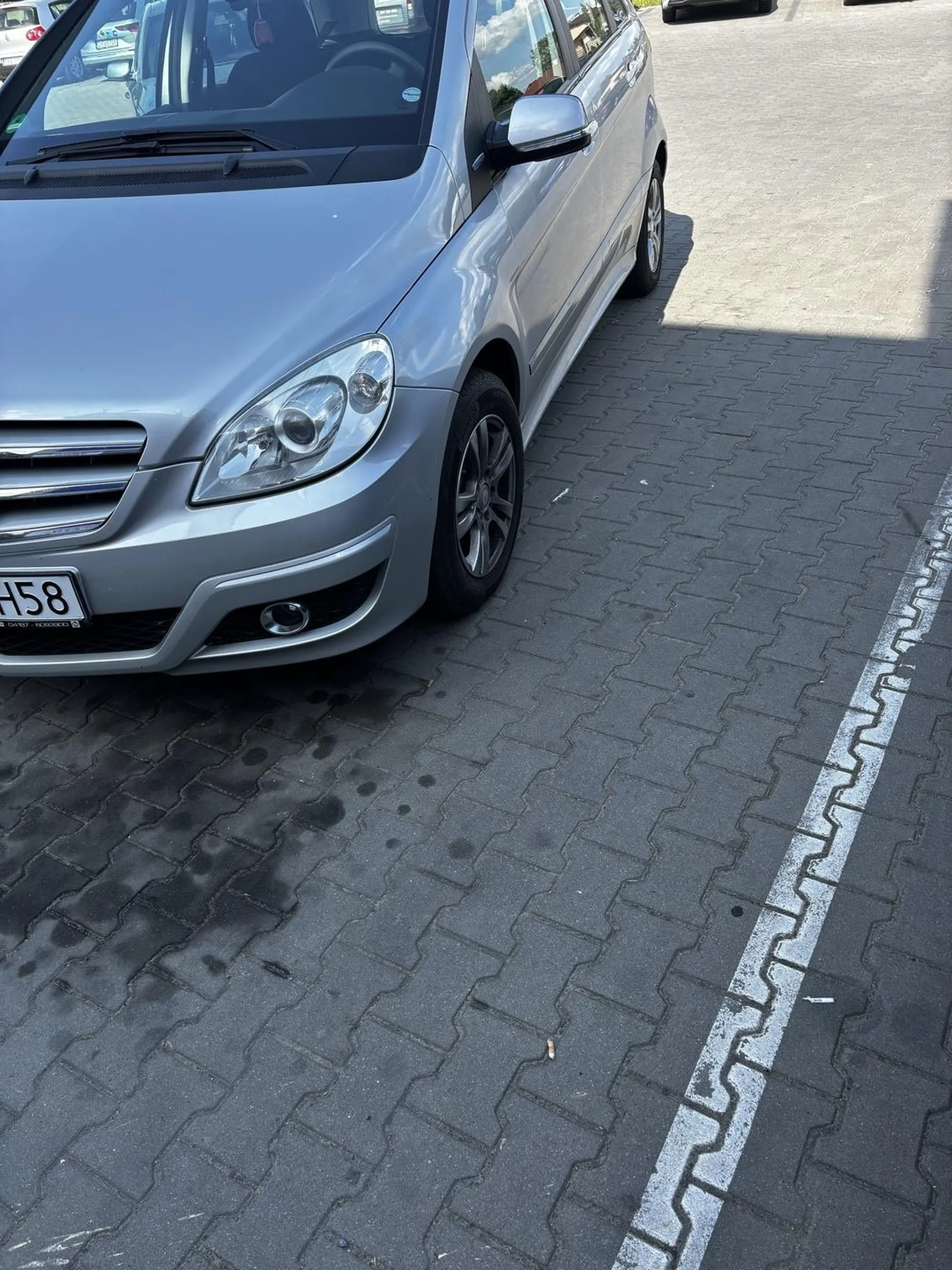 Właściciel samochodu niech nauczy się parkować, szkoda szczepić ryja na więcej.