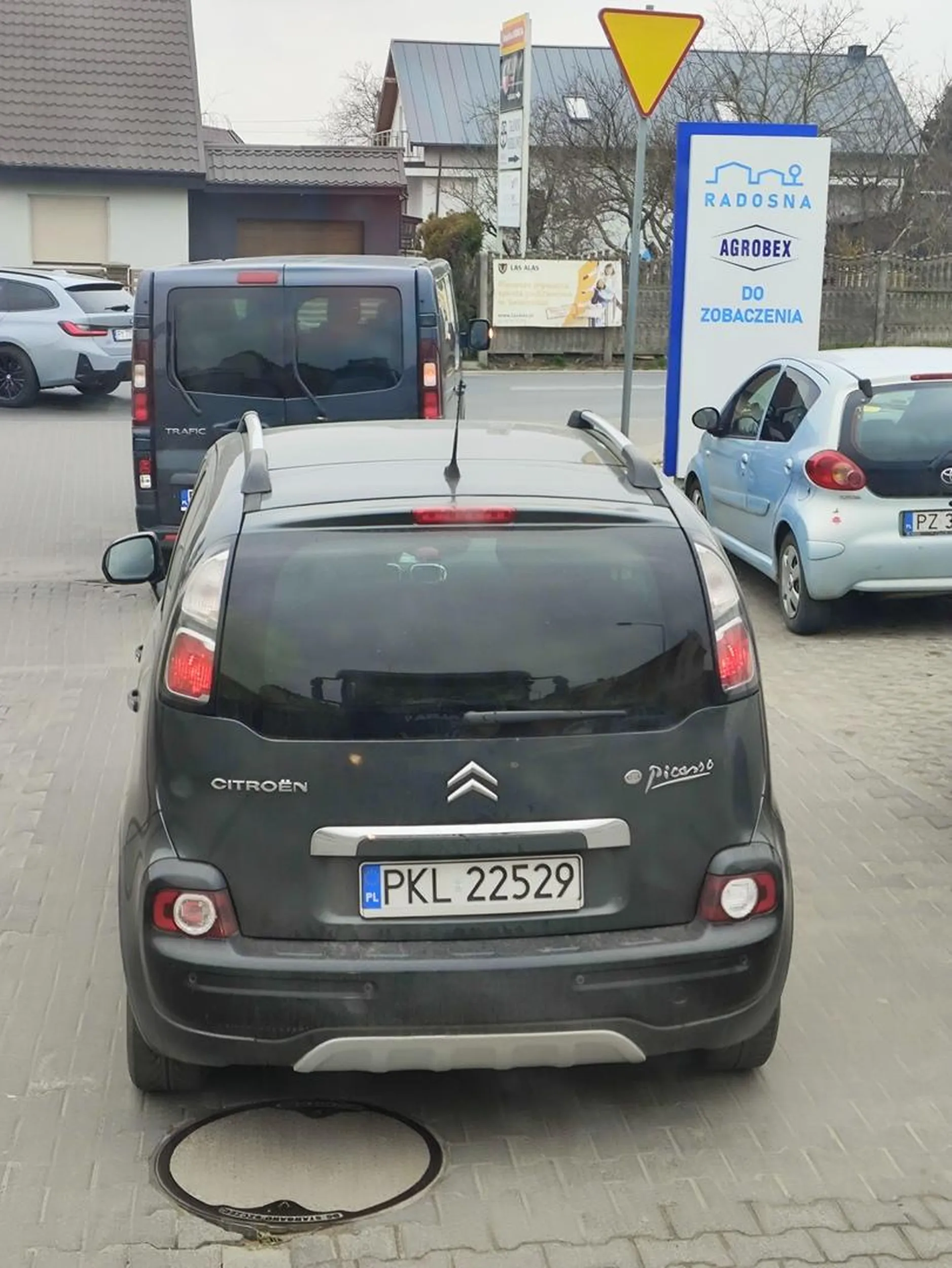 Ty buraku musisz się przeciskać na styk pomiędzy autem a płotem powodując zagrożenie?!?!