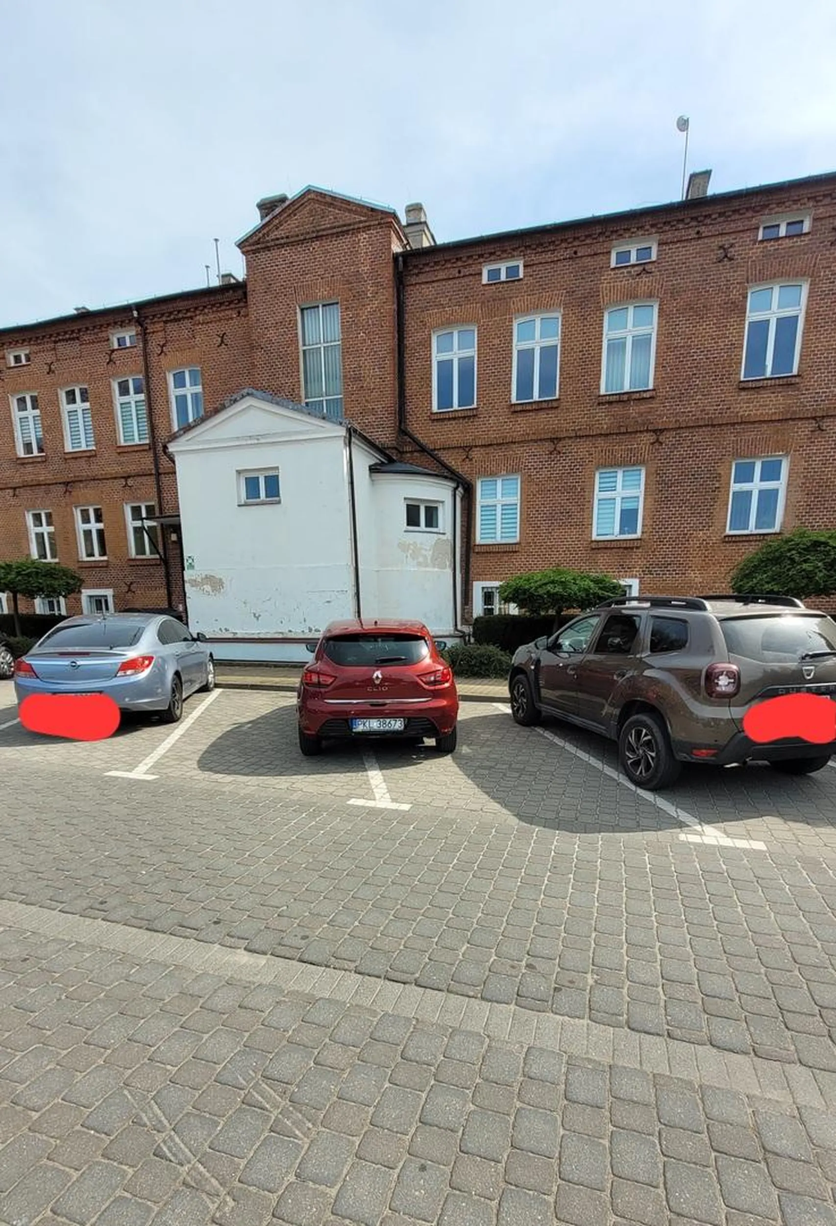 Kandydatka do wyróżnienia za wzorowe parkowanie ? Opel stanął źle, Dacia stanęła źle, ale pani z Clio stanęła dobrze, proste.