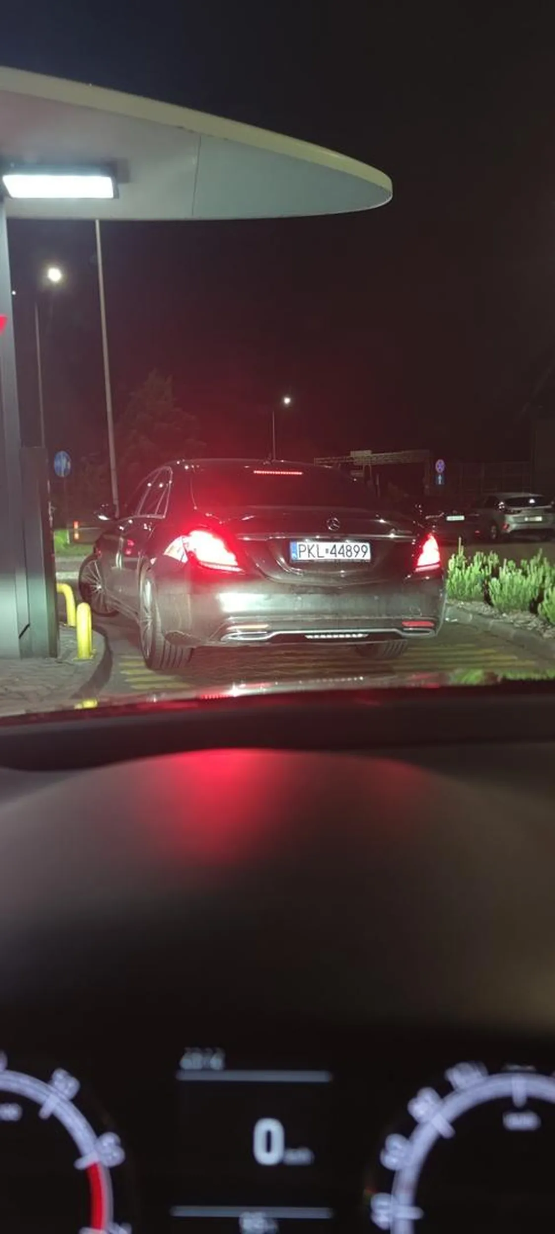 "Proszę nie tak agresywnie się nie zachowywać i *nie robić awantury*, ja nie jestem taka żeby się wciskać. Dziecko tylko frytki chce" Powiedziała kierownica po tym jak wjechała sobie w kolejkę, bo tak wygodniej niż czekać *jedno* auto więcej