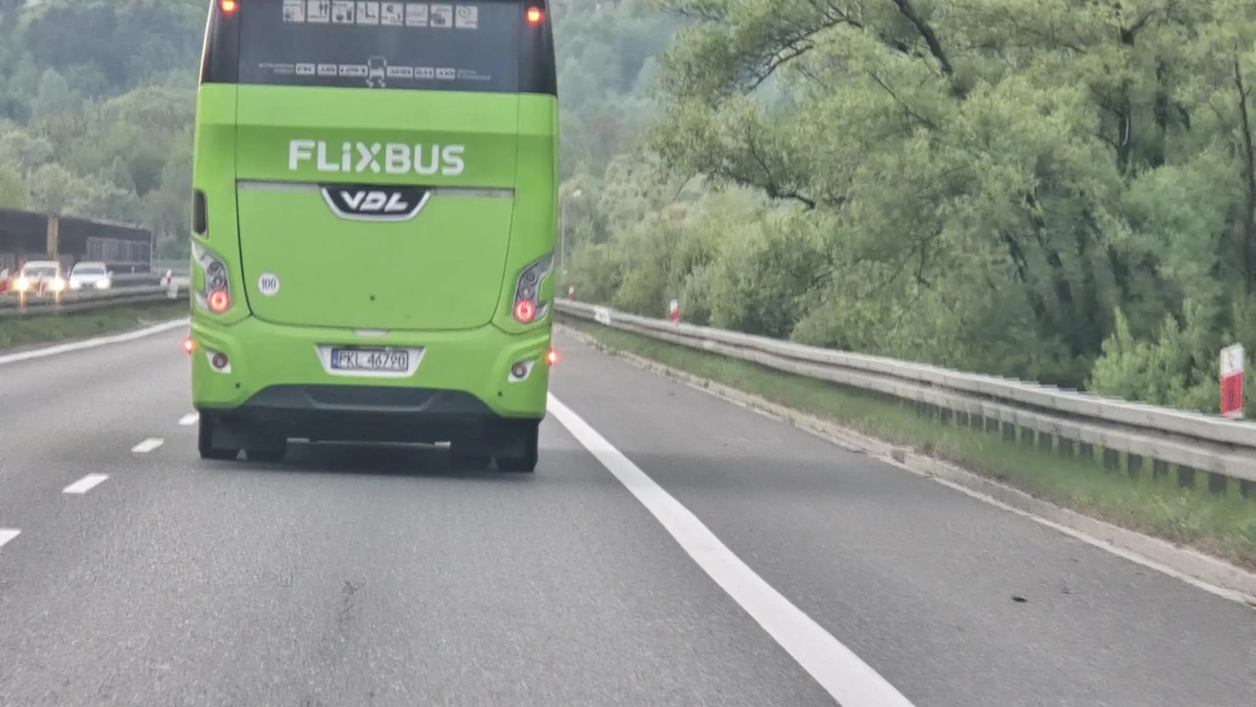 Dnia 2 maja  godizna 19:15 na trasie nowy targ- krakow, podczas wyprzedzania mojego pojazdu jadacego prawym pasem okolo 105 km/h Pan zachaczylby mnie tyłem autobusu, zjechałem na prawą stronę przy barierce  po czym zatrąbiłem co wywołało szał u kierowcy który przyhamowal celowo, następnie wyprzedziłem go a po okolo 10 km przy predkosci 100km/h specjalnie zajechal mi drogę trąbiąc i spychając poza pas tak samo zachowal sie przed kierowca ktory jechał przedemna nabjakichs krakowskich blachach. Jako mądrzejszy olałem zachowanie idioty i zostałem w tyle dla bezpieczeństwa swojego i przyjaciół. Takie samo zachowanie widzialem jadac kilkadziesią metrow za nim... Klakson i wpychanie sie na trzeciego wyprzedanie slalomem raz lewym pasem raz prawym. Jak tacy ludzie dostaja uprawnienia do kierowania autobusem?!