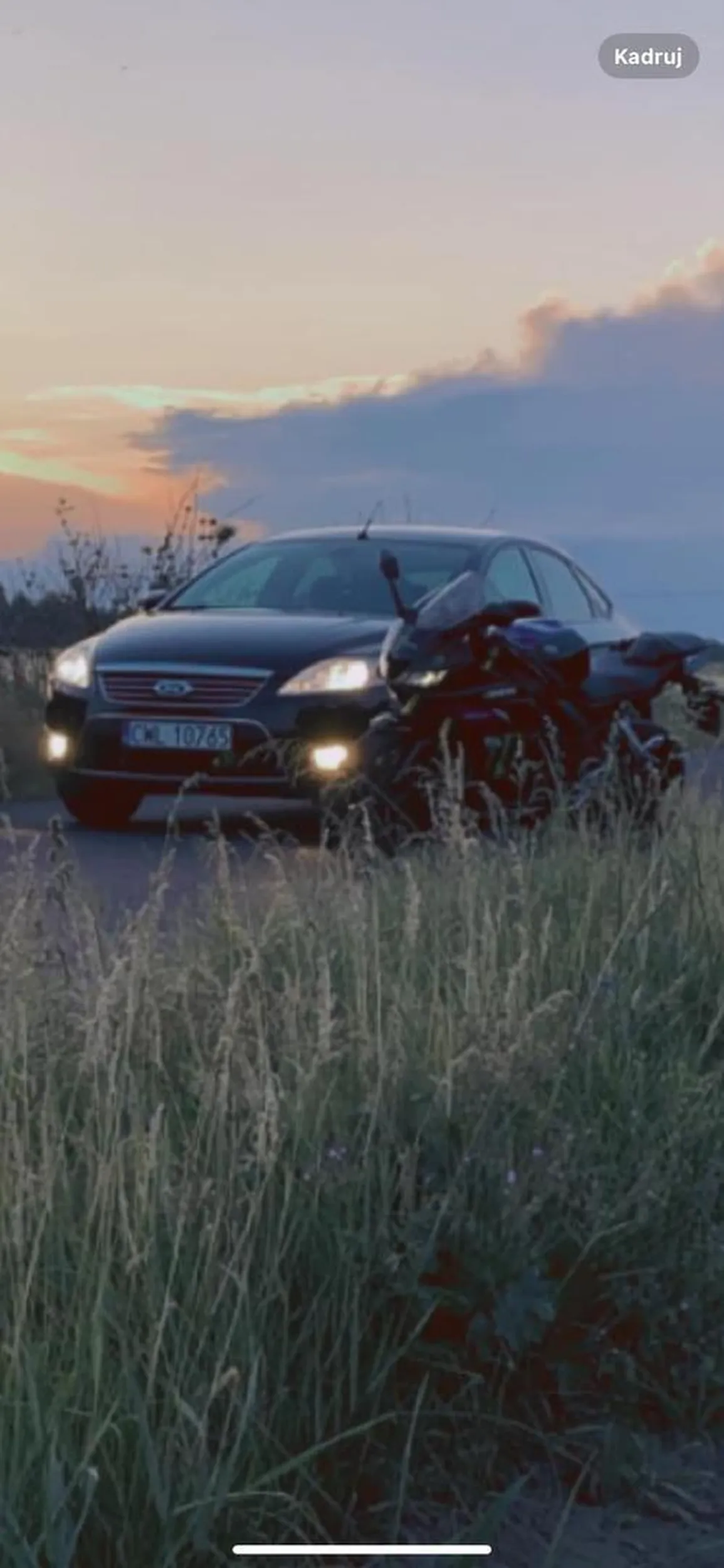 Zabierzcie mu prawo jazdy, zanim komuś krzywdę zrobi! Ten kierowca stwarza zagrożenie w ruchu lądowym. Takim osobom powinno się odbierać prawo jazdy. Jeździ na CWL, co samo w sobie mówi wiele. Po tygodniu zmienia rejestrację, bo nie potrafi jeździć. Wszędzie piszą na spotted o tym młodym kierowcy, że nie potrafi jeździć. Na załączonym obrazku widać, jak blokuje ruch uliczny.