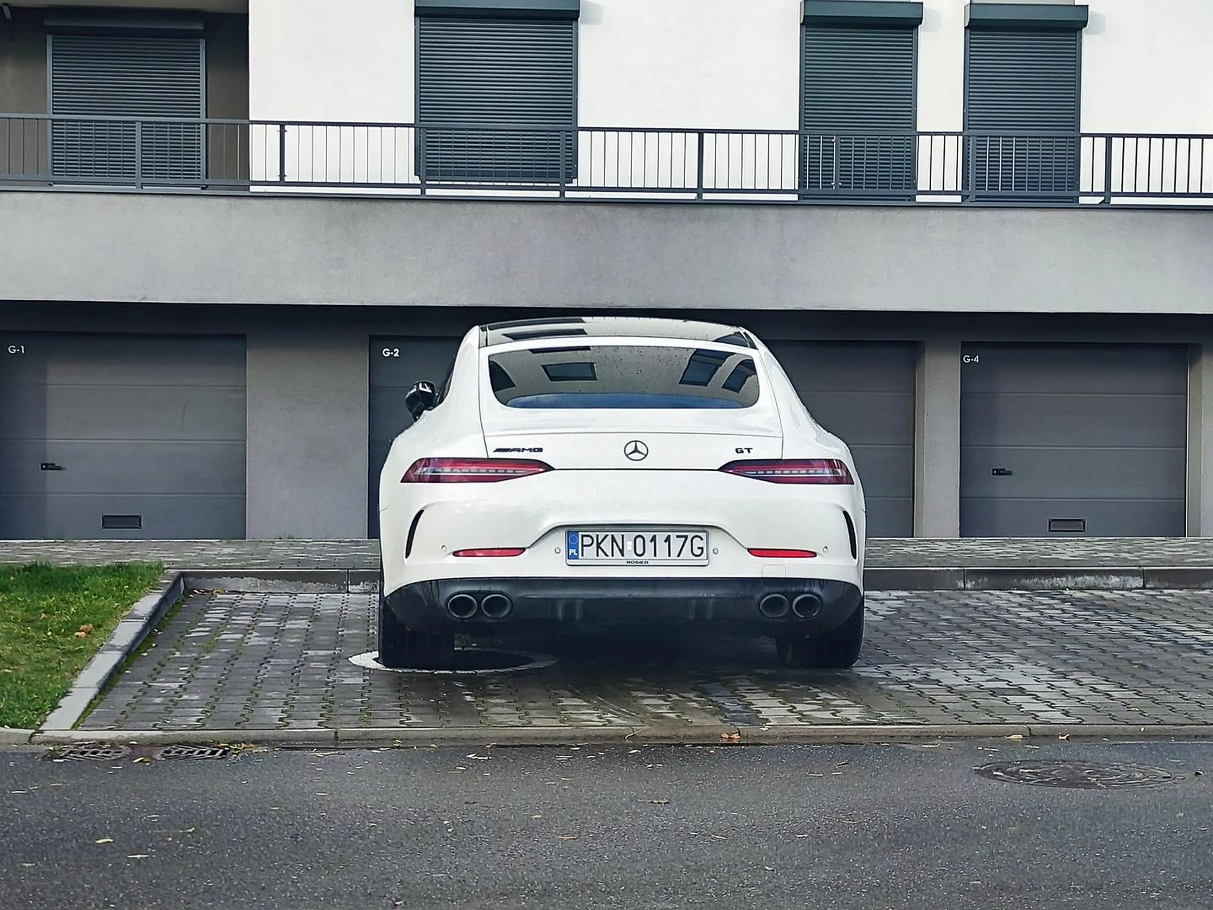 Jakim egoistą trzeba być, żeby na skrajnym miejscu zaparkować w ten sposób.