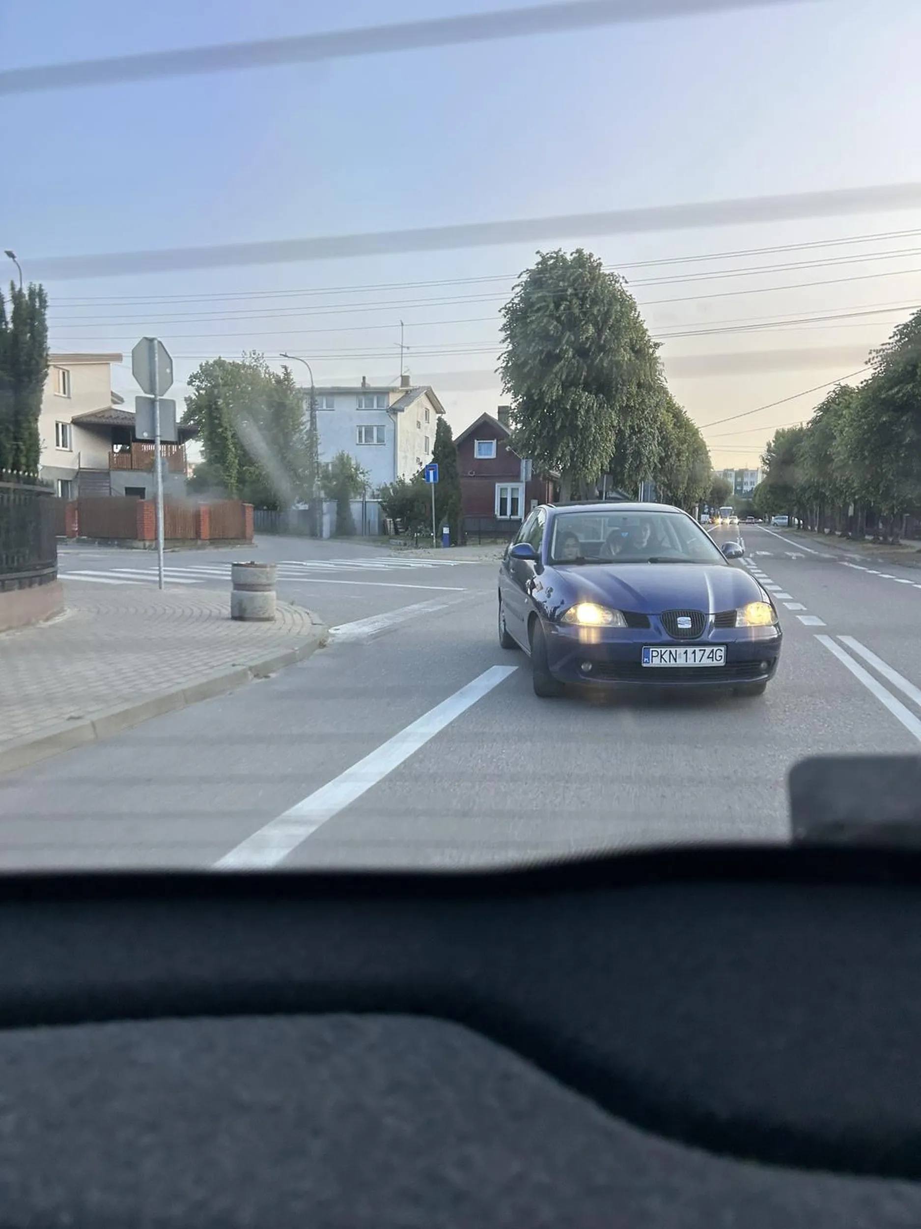 Kierowca pokazuje środkowe palce po czym strzela ze sprzęgła i próbuje wyprzedzić na podwójnej ciągłej i zakręcie