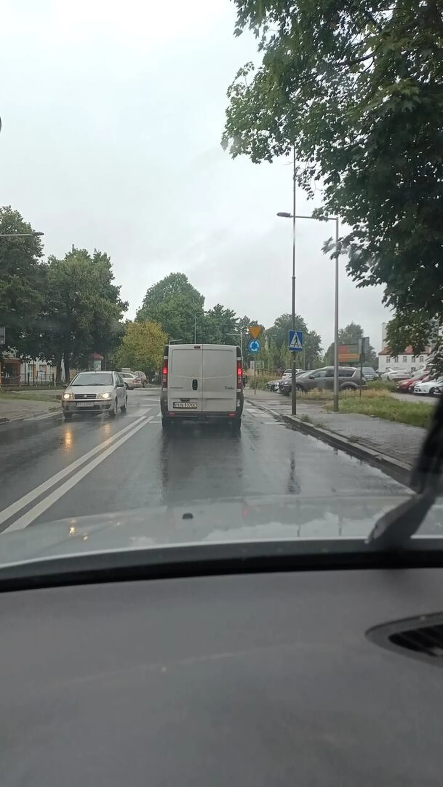 Kierowca z kiepska znajomością zasad ruchu drogowego. Wymusił mi pierwszeństwo w Pile ul wodna i do tego bezczelnie trąbił.