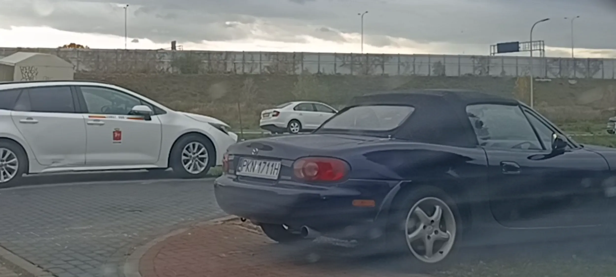 Wrak stoi porzucony na trawniku.