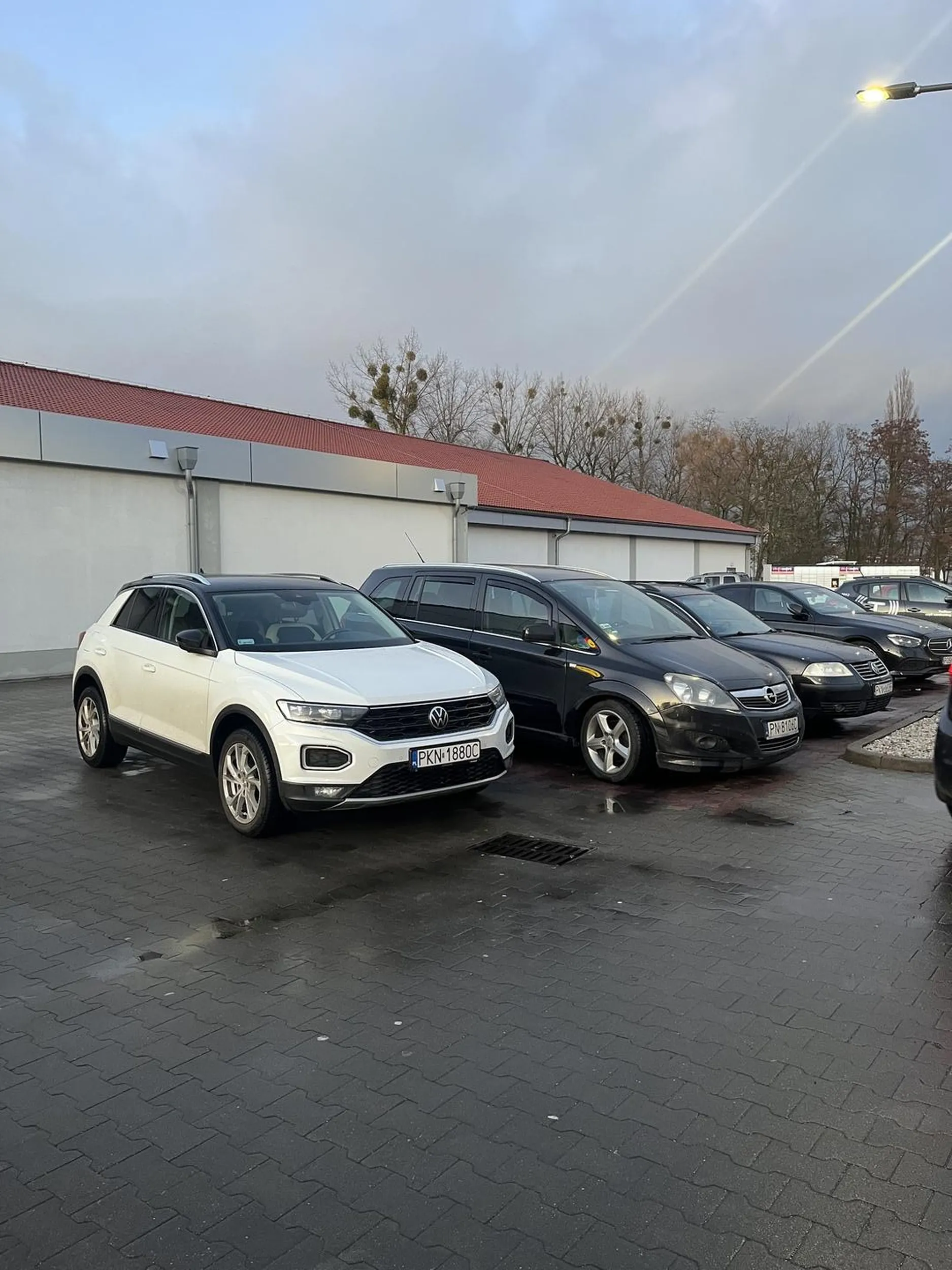 Pani z Vw wybiera ,,parkingową jezdnię’’ do zaparkowania swojego samochodu, a miejsc w okół jest pełno. Masakra…