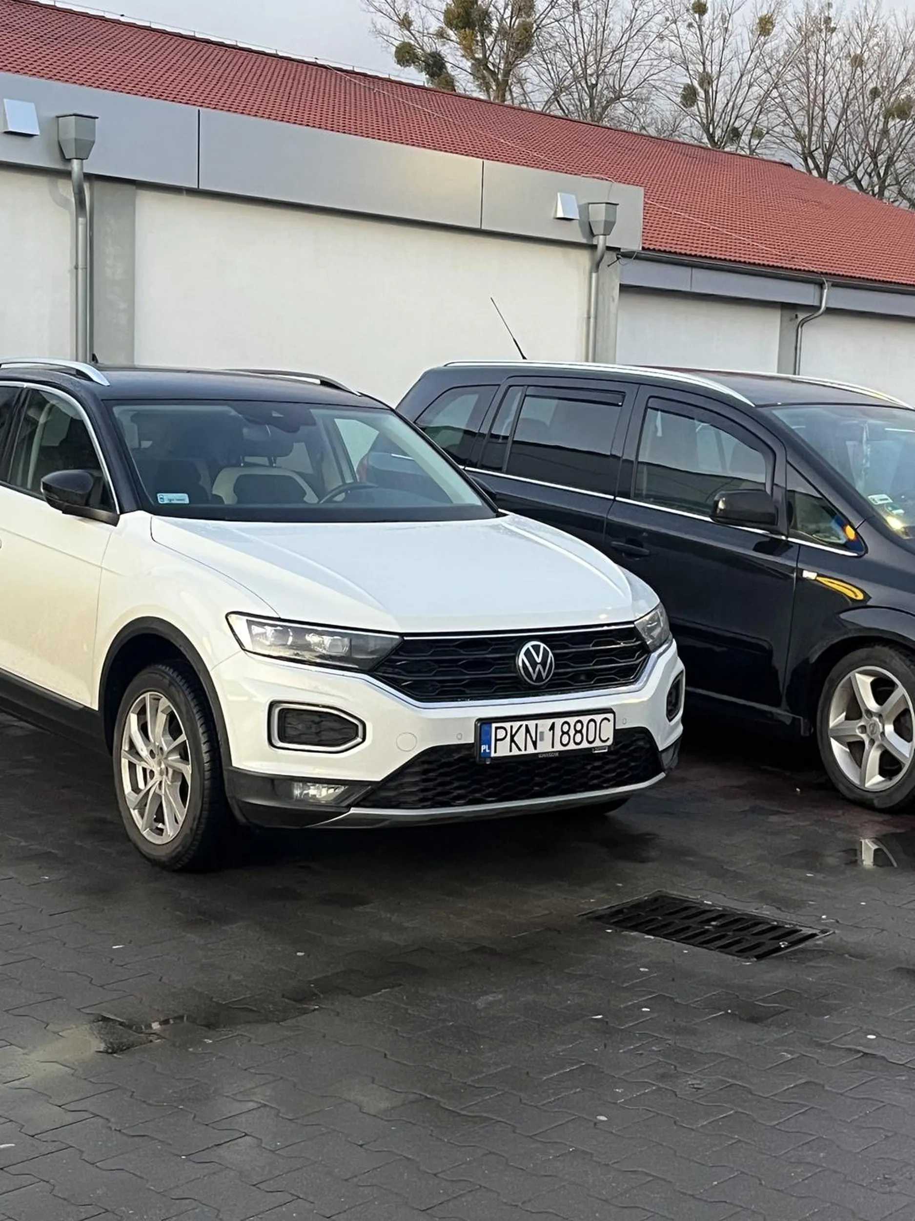 Pani z Vw wybiera ,,parkingową jezdnię’’ do zaparkowania swojego samochodu, a miejsc w okół jest pełno. Masakra…