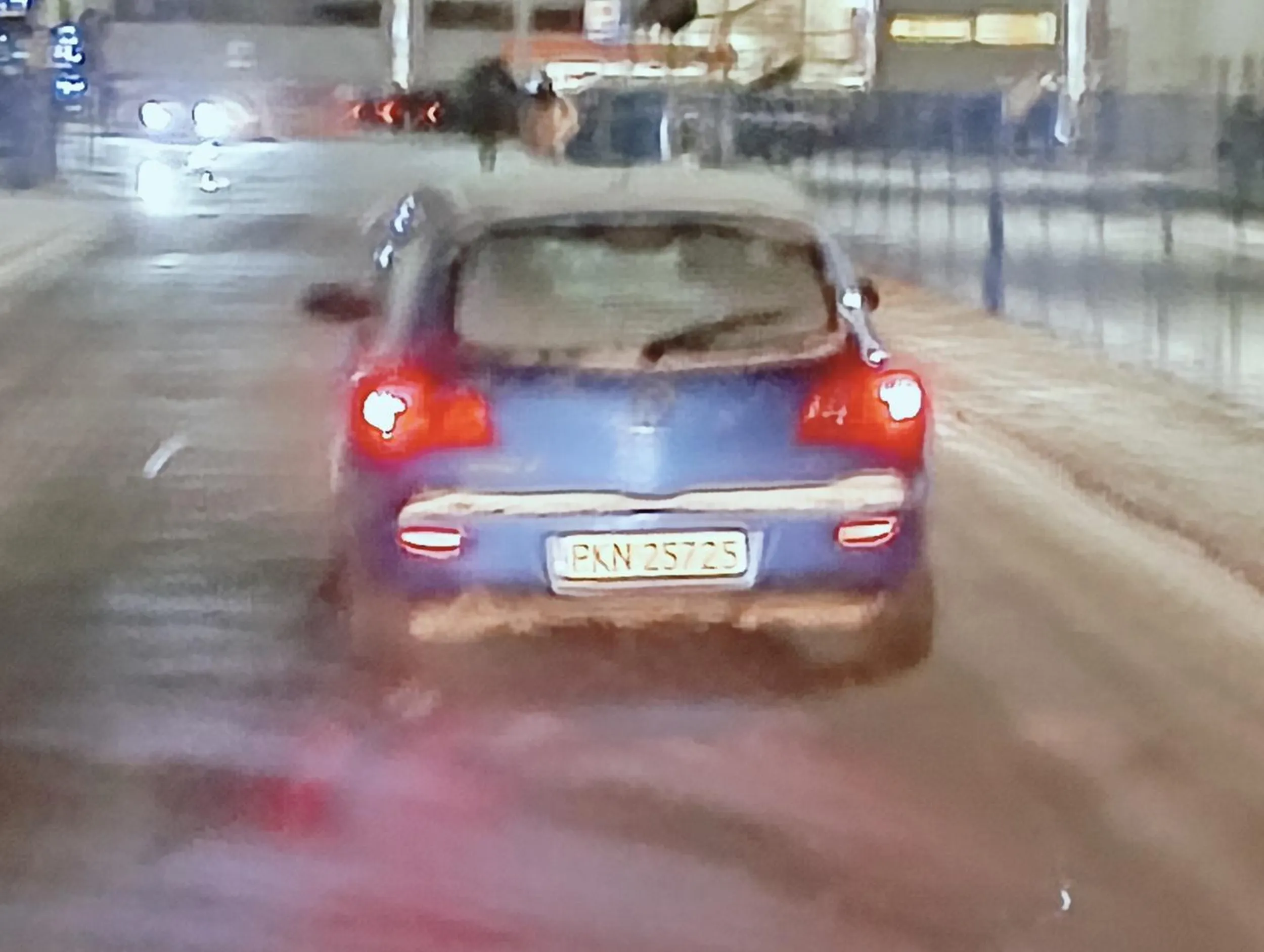 Pani jedzie 20km na godzinę po całym mieście,ciągle hamuje i zatrzymuje się i ponownie się wlecze. Wjeżdża pomiędzy autobusy stojące na strefie,blokuje,korkuje ruch i parking,nie zważając na pieszych w strefie pracowniczej i jeżdżąc po raz kolejny w koło jakby jeszcze od wczoraj nie wytrzeźwiała. W poprzednim miesiącu sprawa podobna skręca wjeżdżając prawie we mnie,gdzie mam pierwszenstwo do skrętu z mojej prawej,po czy. Zatrzymuje się i wysadza obcokrajowców. Auto nigdy nie odśnieżone Stwarza zagrożenie szczególnie w miejscowości Leszno oraz pobliskie drogi. Przy trzecim kursie tej osoby przede mną,sprawę zgłoszę na policję powołując na świadków wielu ludzi,zdjęcia i nagrania