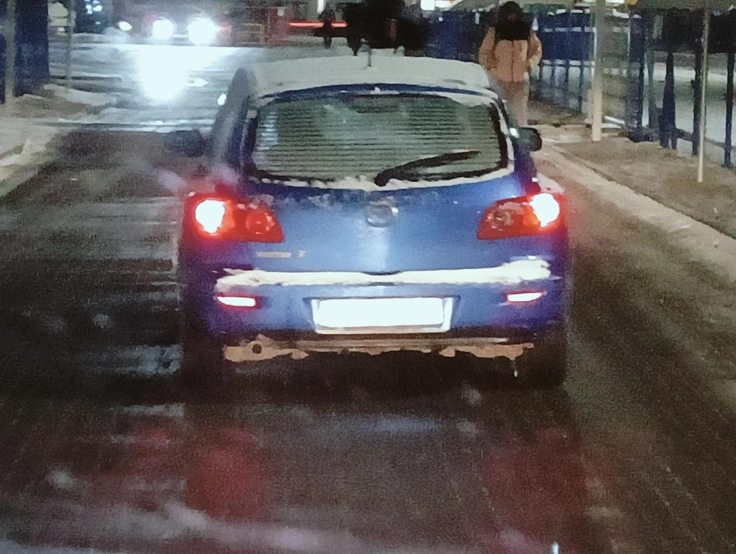Pani jedzie 20km na godzinę po całym mieście,ciągle hamuje i zatrzymuje się i ponownie się wlecze. Wjeżdża pomiędzy autobusy stojące na strefie,blokuje,korkuje ruch i parking,nie zważając na pieszych w strefie pracowniczej i jeżdżąc po raz kolejny w koło jakby jeszcze od wczoraj nie wytrzeźwiała. W poprzednim miesiącu sprawa podobna skręca wjeżdżając prawie we mnie,gdzie mam pierwszenstwo do skrętu z mojej prawej,po czy. Zatrzymuje się i wysadza obcokrajowców. Auto nigdy nie odśnieżone Stwarza zagrożenie szczególnie w miejscowości Leszno oraz pobliskie drogi. Przy trzecim kursie tej osoby przede mną,sprawę zgłoszę na policję powołując na świadków wielu ludzi,zdjęcia i nagrania