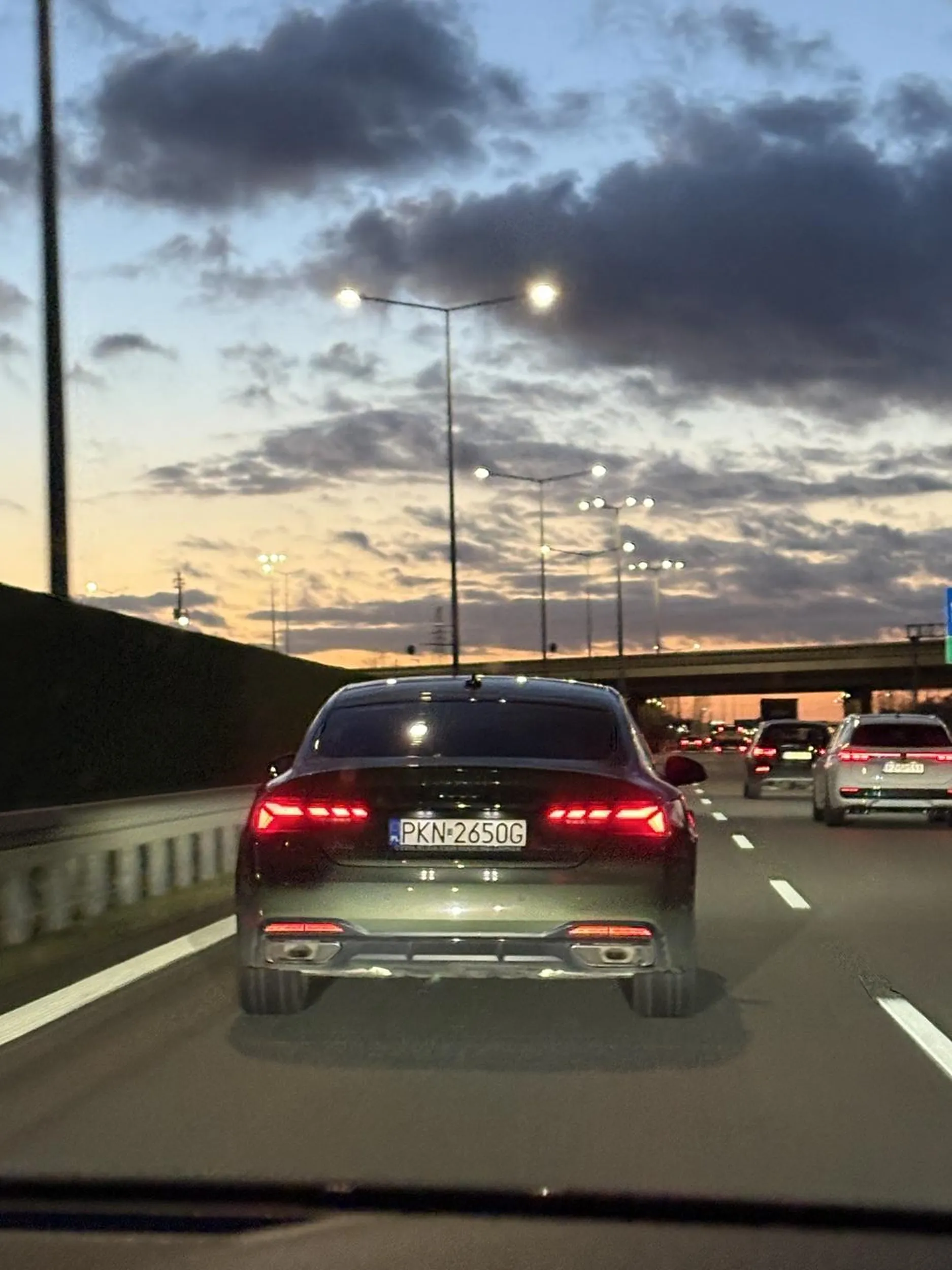 Facet.. to mruganie światłami na A2 to sobie daruj. Słabą masz stajnie pod maską ;)