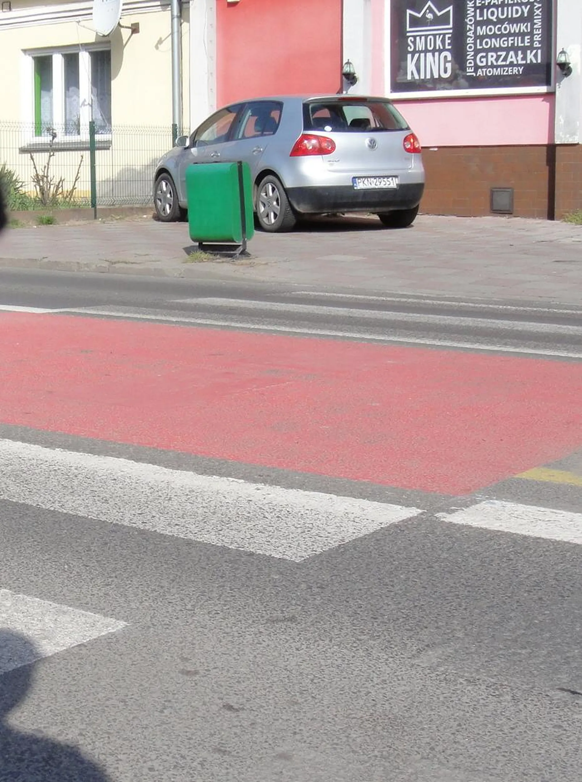 wjechał przez przejście dla pieszych - jakim cudem zdał egzamin teoretyczny ... jeśli ... zdał?