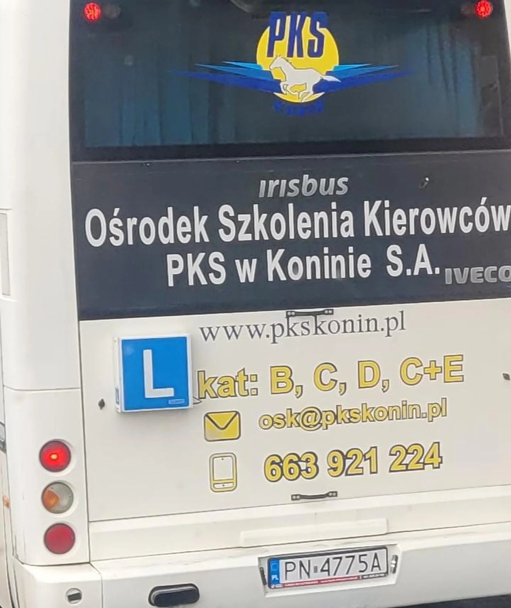 Instruktor nie potrafi uczyć, kursant wjeżdża na połowę pasa i tak sobie jedzie przez kilka dziesiąt metrów