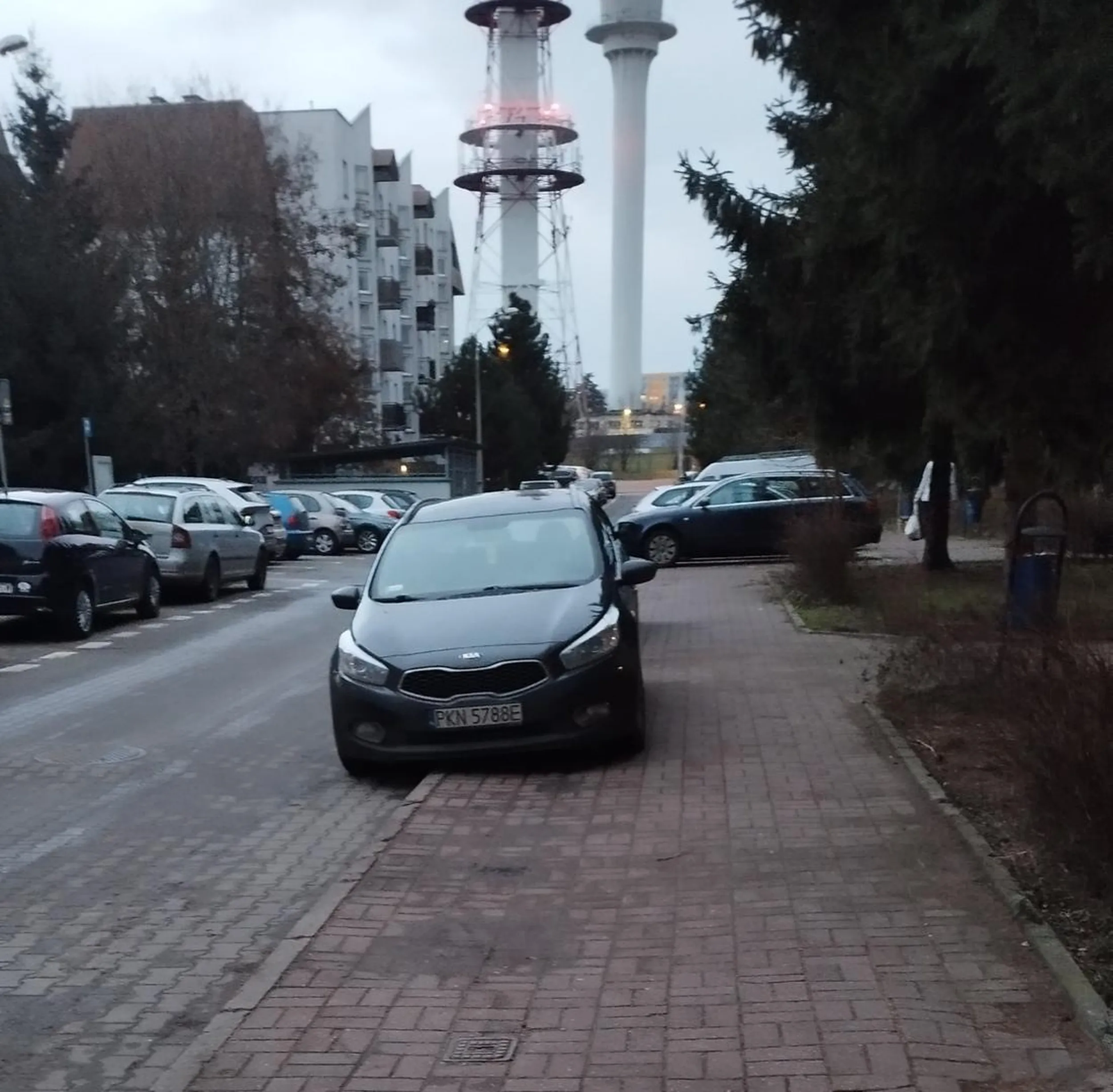 Parkowanie poza wyznaczonym miejscem i blokowanie chodnika