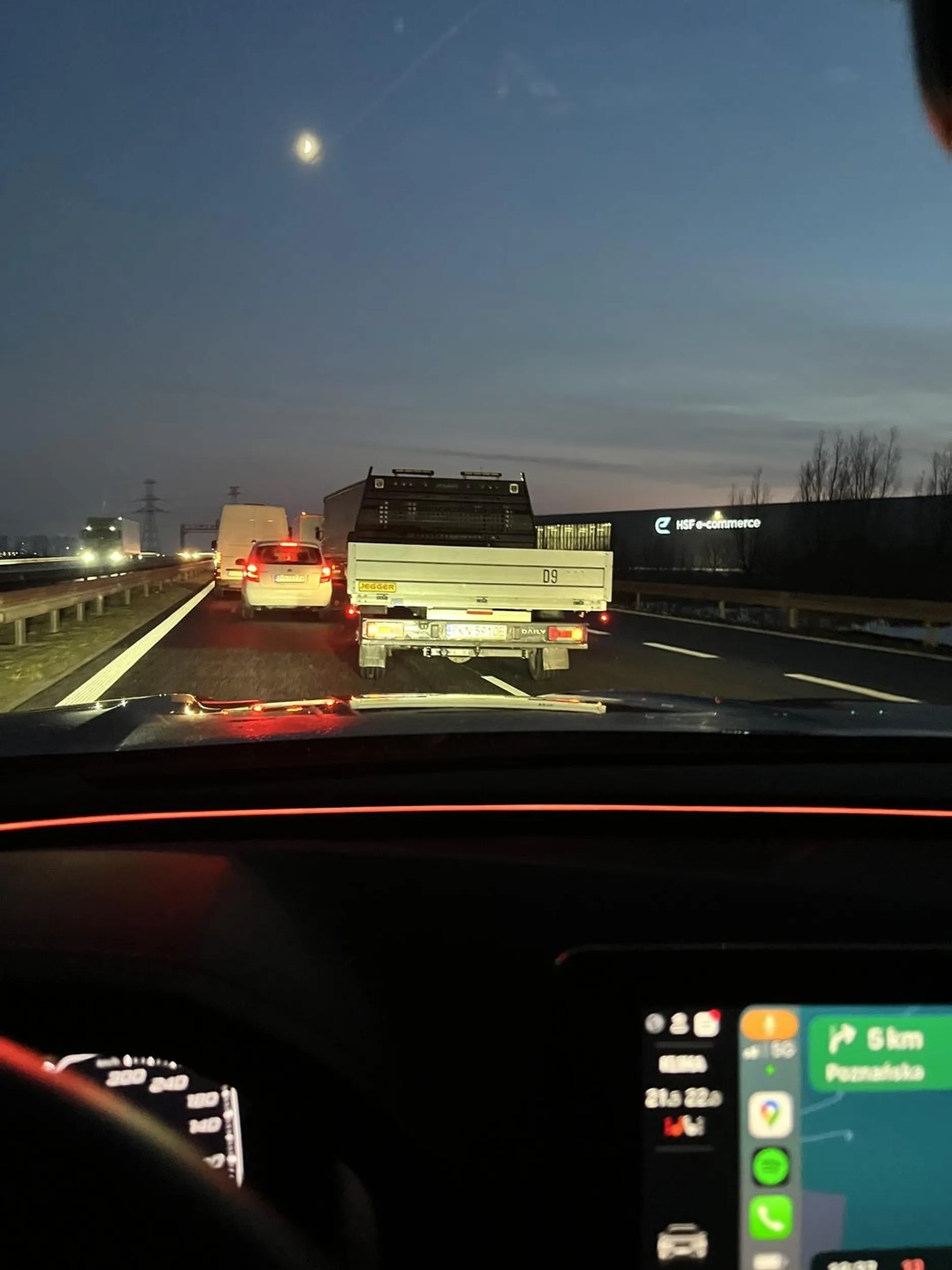 Wpycha się na chama, powoduje niebezpieczeństwo. Kwintesencją było wepchnięcie się pod TIRa przed zjazdem z S11, żeby być bliżej…. Niebezpieczny, niemyślący człowiek!