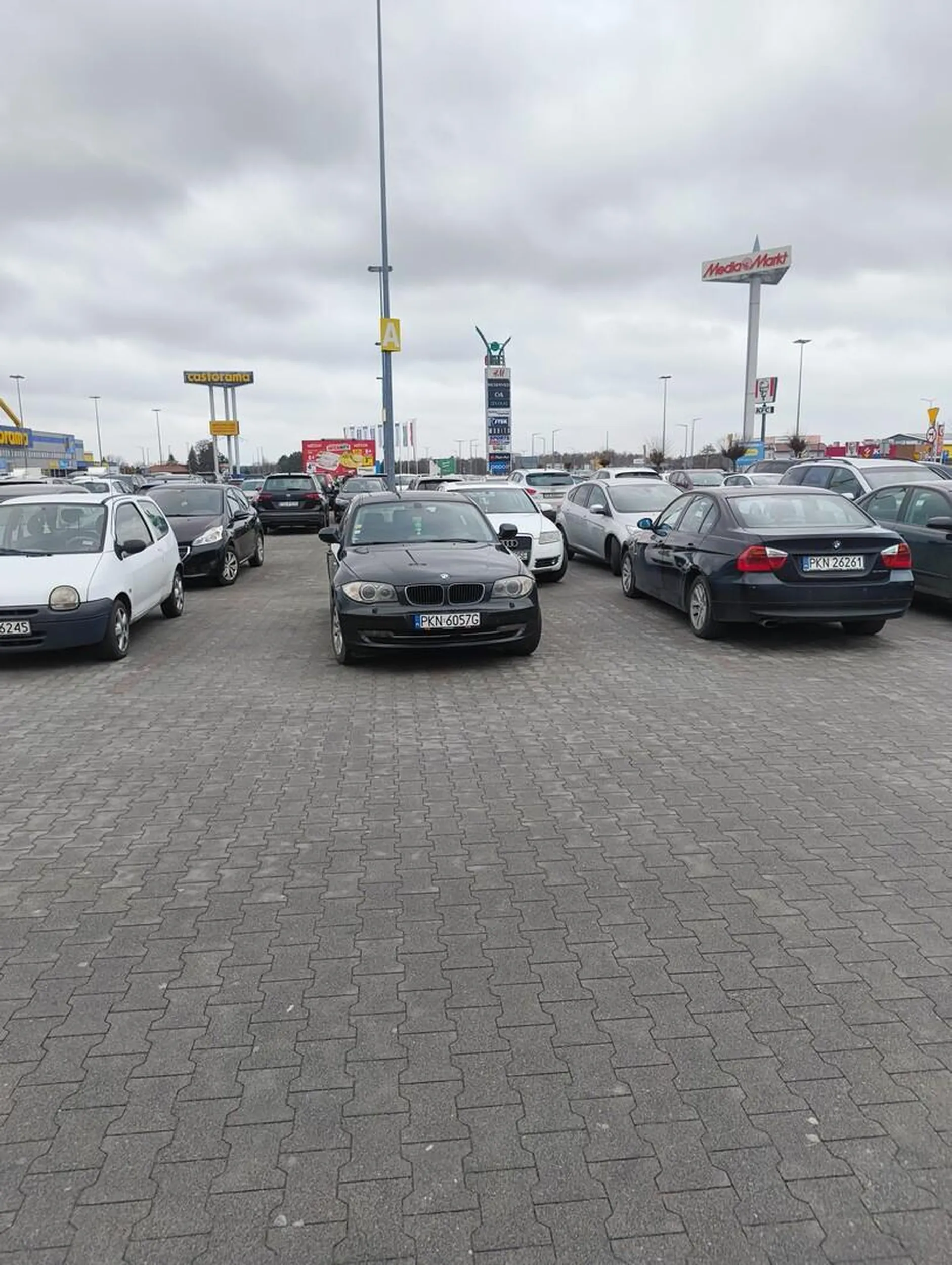 Parkowanie przy galerii handlowej.