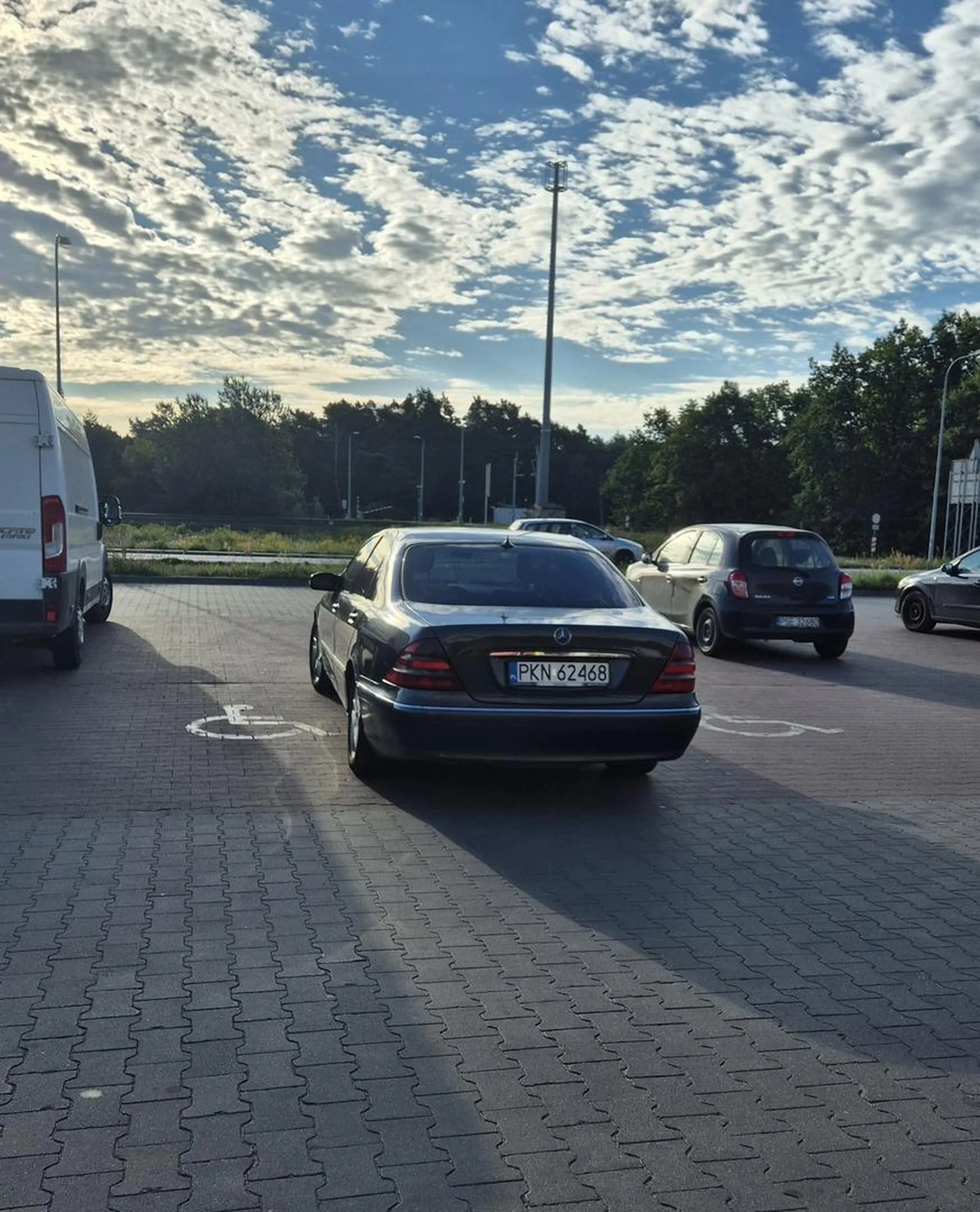 Mogłeś stanąć w poprzek i dla pewności wszystkie 3 miejsca dla inwalidów zająć, oczywiście brak uprawnienia do pakowania