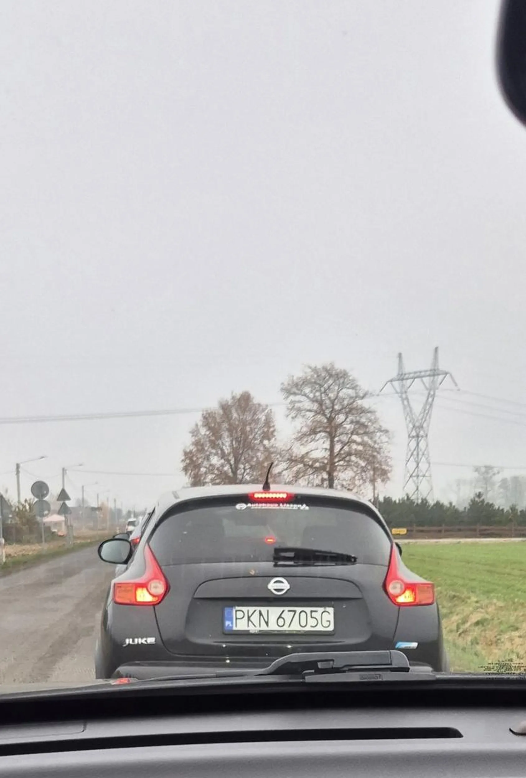 Wyprzedzanie na podwójnej ciągłej oraz pasach. Kierowca nie nadający się do życia w społeczeństwie.