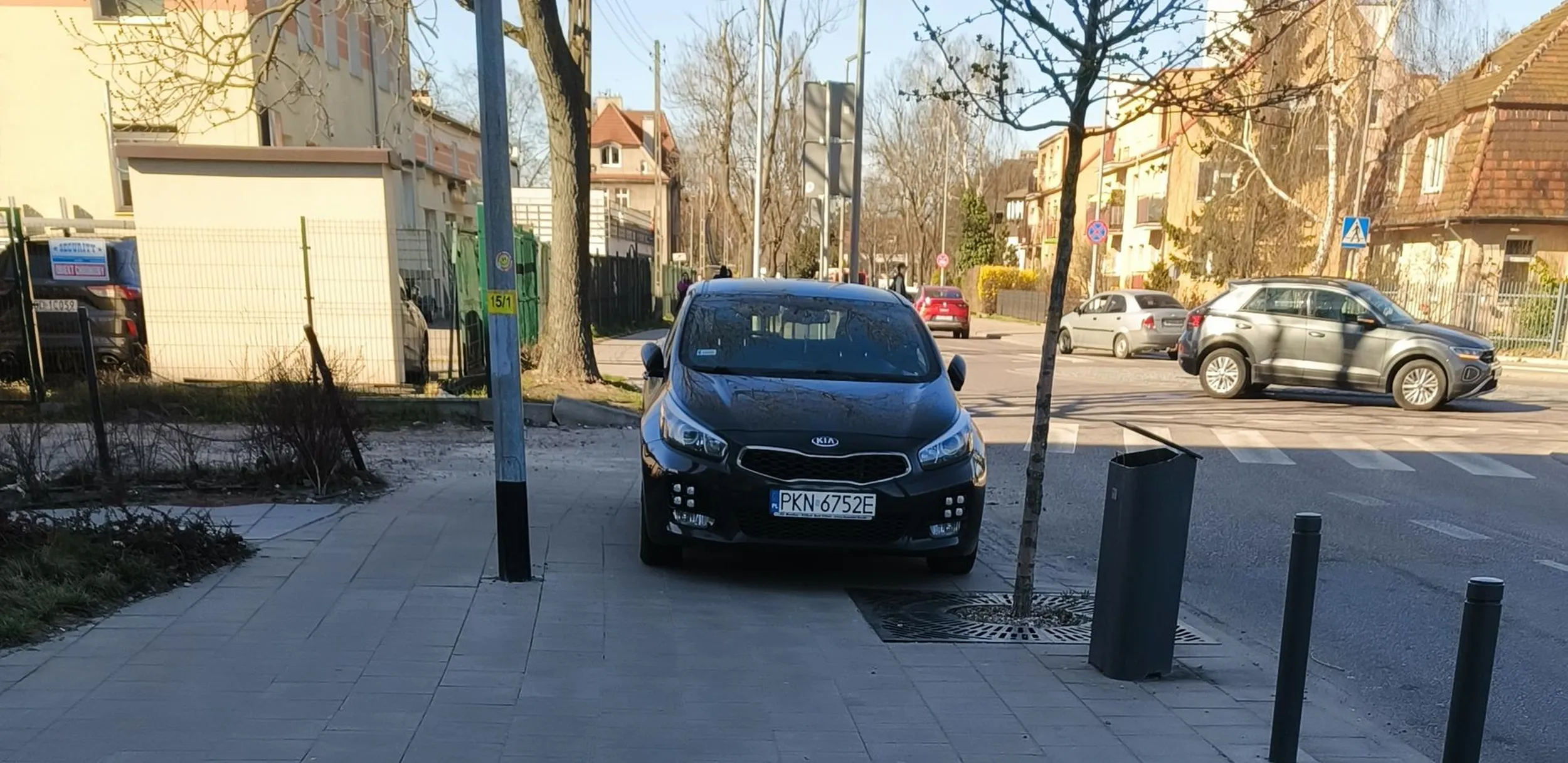 Ten to jest łeb, zablokował wyjazd stanął przed przejściem dla pieszych i rondem xD