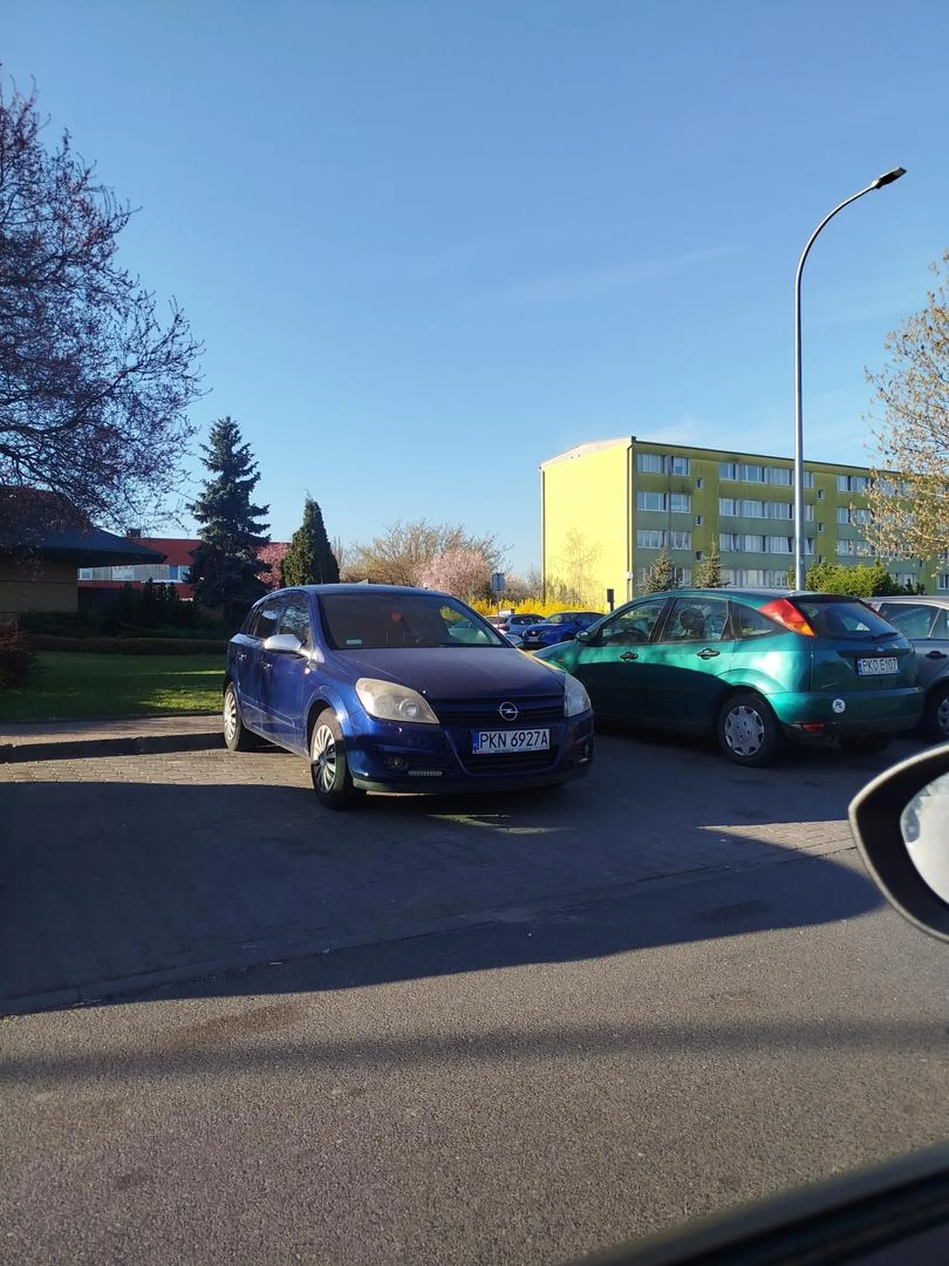 parkować nie nauczyli na jazdach? staje się w liniach jakby coś a nie na dwóch miejscach