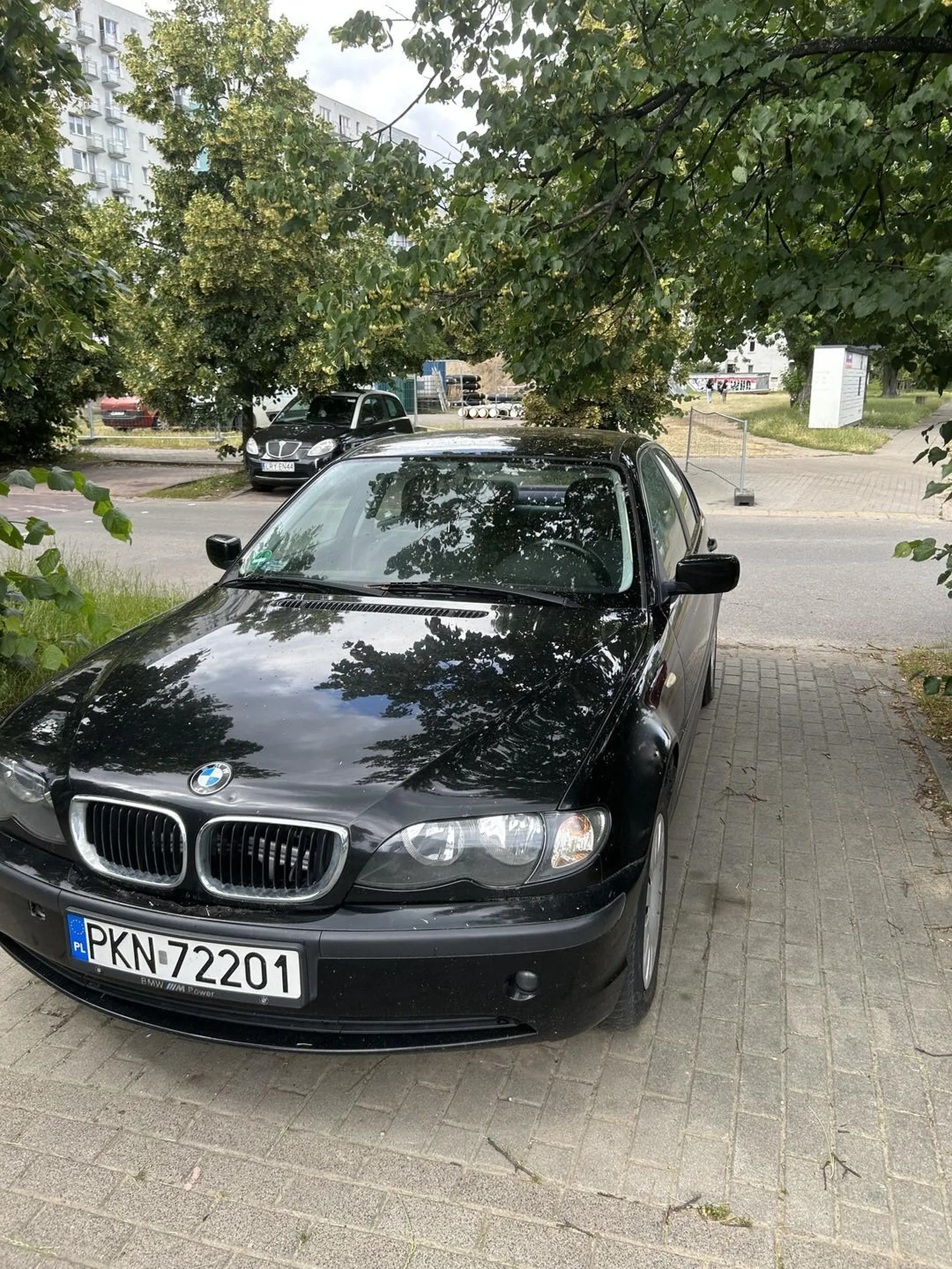 Gostek w takim oto bmw parkuje na przejsciu nie pozwala mi i mojej torcie przejsc na pasach. sprawa zgloszona na policje