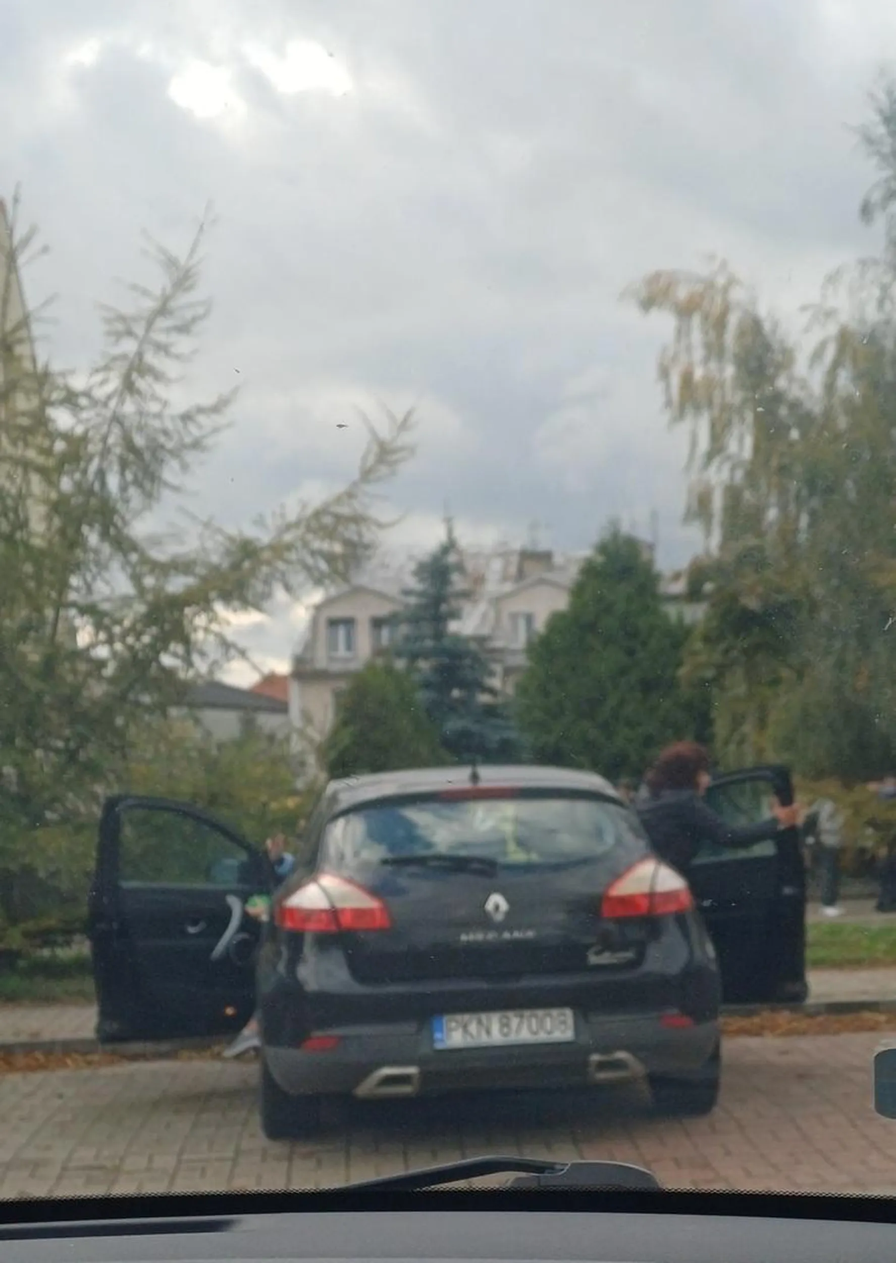 2 miejsca wolne ale Pani postanowiła zrobić z dwóch zero. Naucz sie parkować to nie boli.