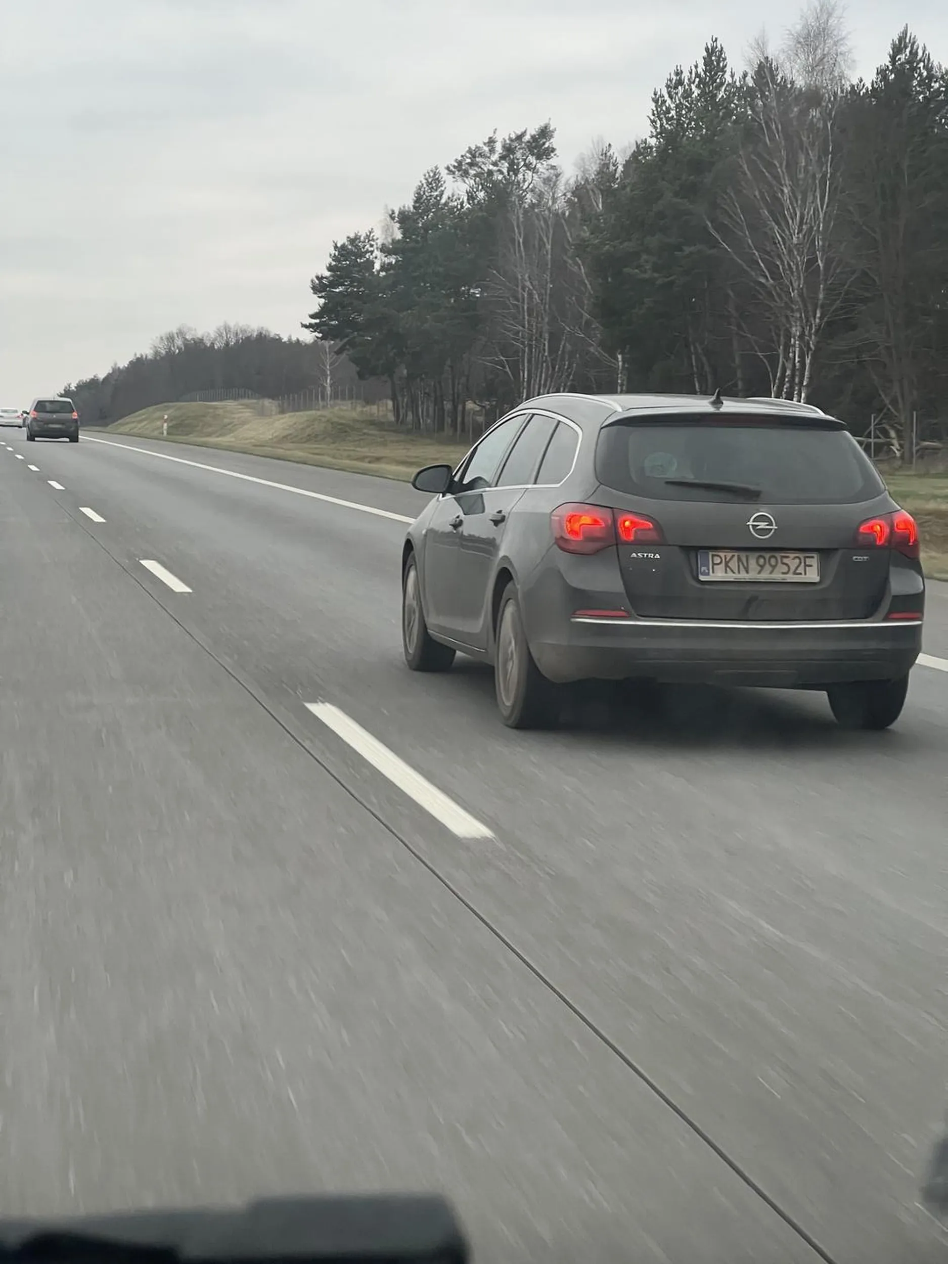 Gościu nie ogarnia jak jeździć autostradą. Co chwilę wyprzedza po czym hamuje, jedzie chwilę wolno i znowu wyprzedza. Nie wiem czy to zdolności kierowcy czy po prostu zwalnia żeby schłodzić tego Opla