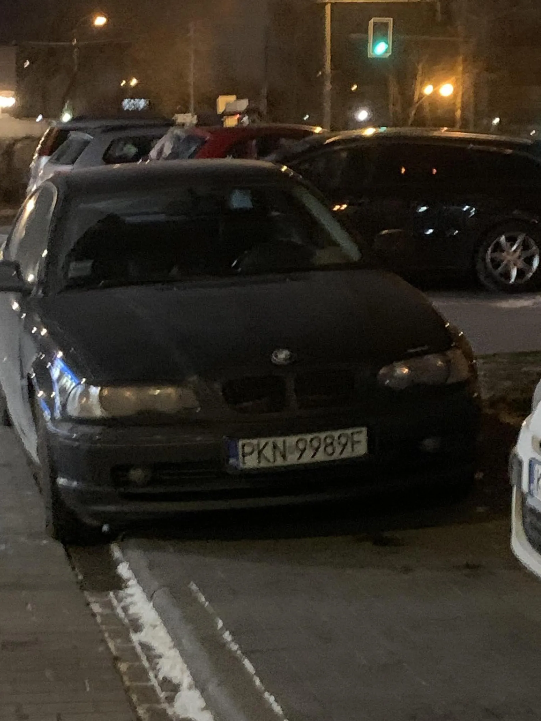 Pani blondyneczka zamiast na miejscu parkingowym ( było bo tam stanąłem) wołała na chodniczku. A jak co z tego że ja miejsce znalazłam i były jak można niszczyć chodniczek. No chyba że pani blondi nie umie parkować tą swoją strzałą …jeśli tak proszę wrócić na kurs