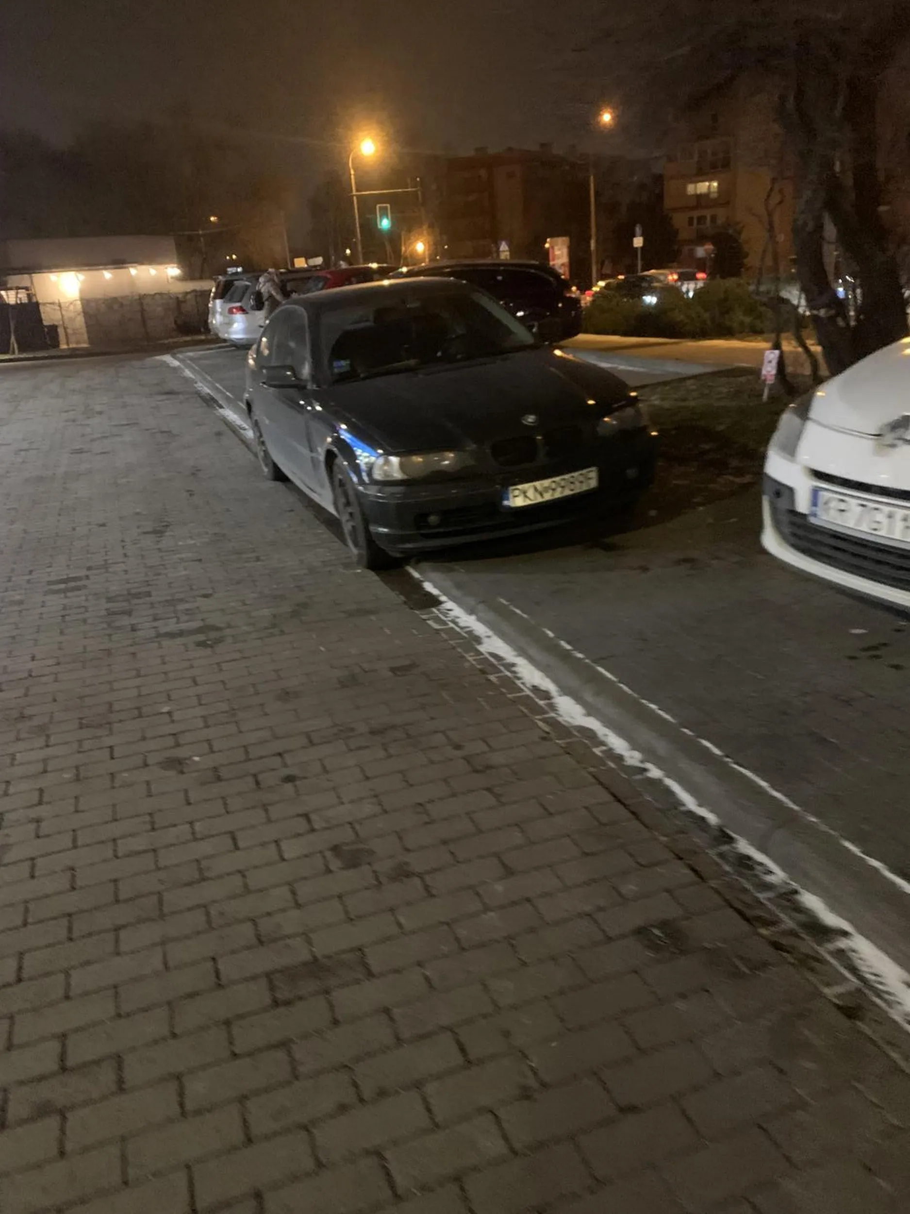 Pani blondyneczka zamiast na miejscu parkingowym ( było bo tam stanąłem) wołała na chodniczku. A jak co z tego że ja miejsce znalazłam i były jak można niszczyć chodniczek. No chyba że pani blondi nie umie parkować tą swoją strzałą …jeśli tak proszę wrócić na kurs