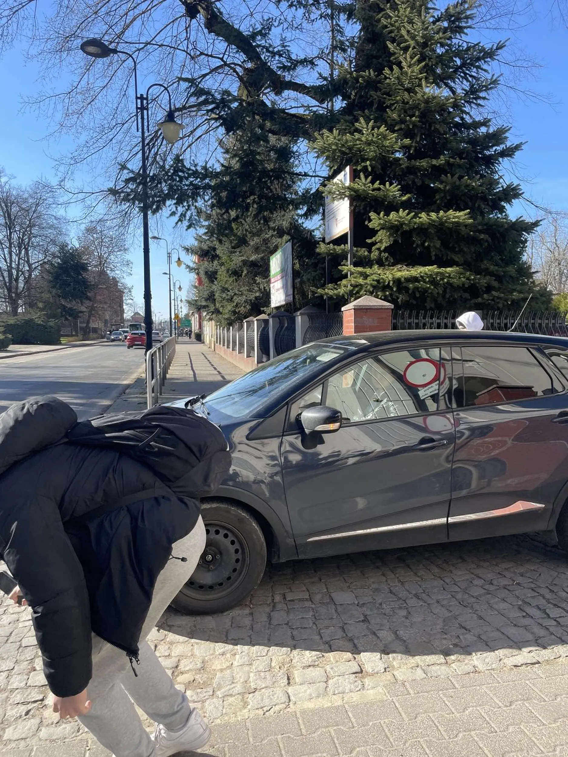 blokuje wjazd szkolny