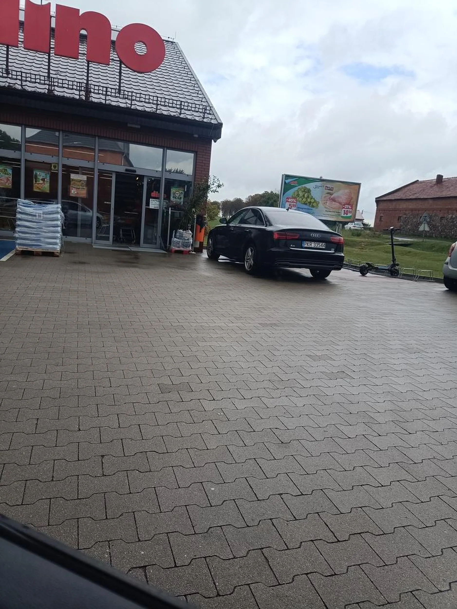 Miejsca na parkingu było.. ale komu by się chciało chodzić 50m do drzwi...Dino Kobierno