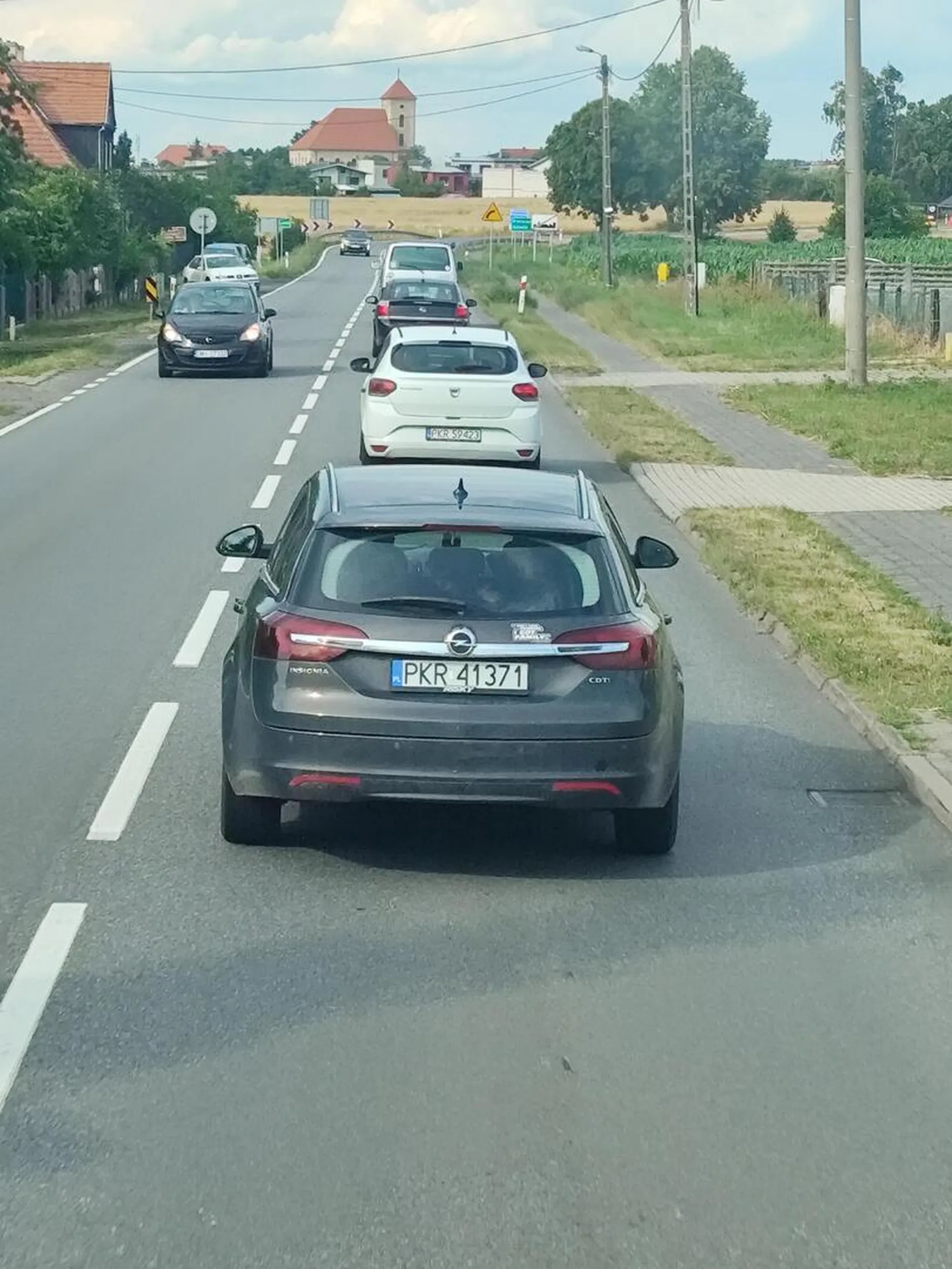 Kierowcy okulary by się przydały bo wjeżdża pod auta jadące 80 nawet się nie rozpędzając dobrze .Wyjechał byś sekundę później to bym ci z bagażnika garaż zrobił