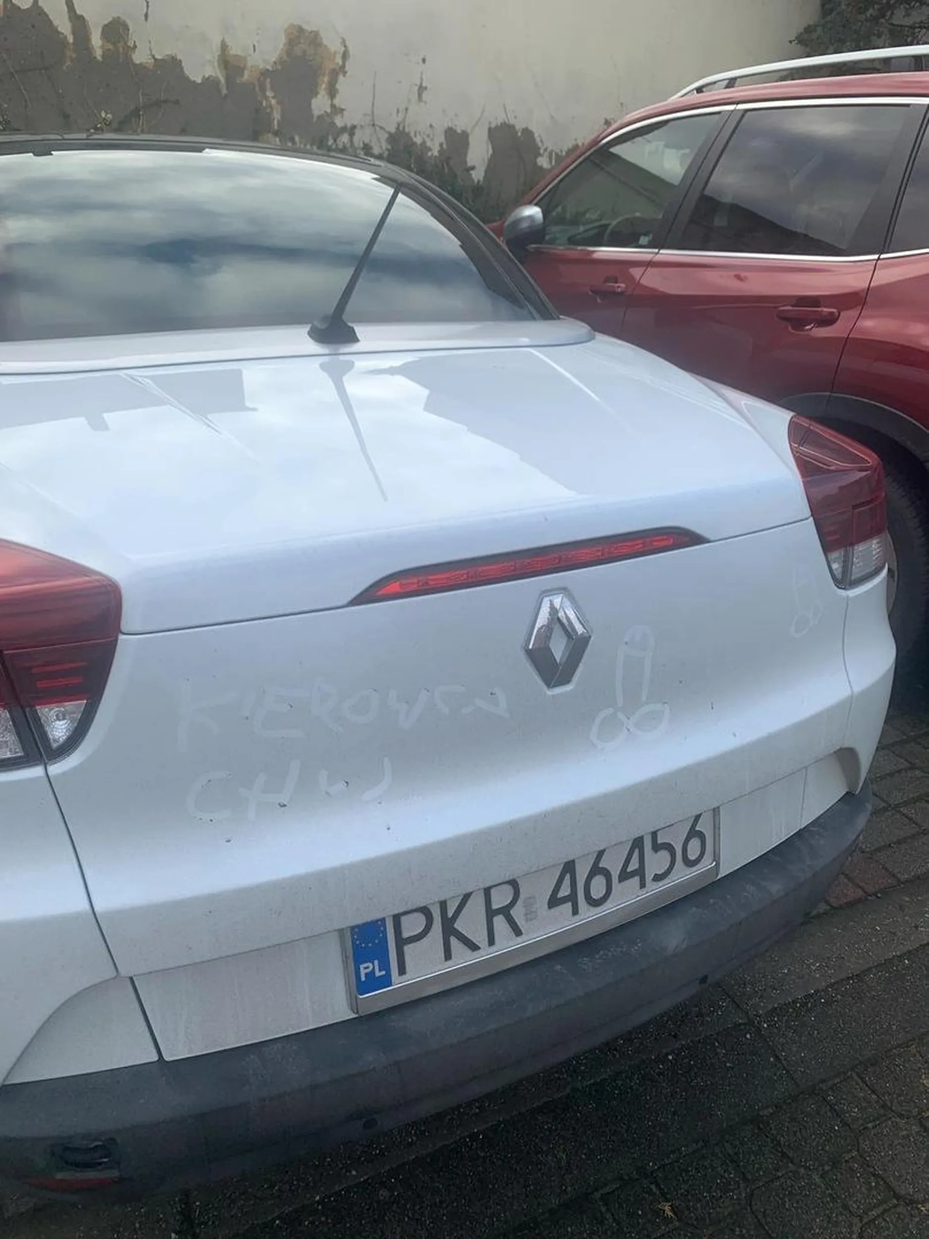 Kierowca wciska sie na ciaglej przed swiatlami jezdzi jak barabasz i ogolnie parkuje chjow