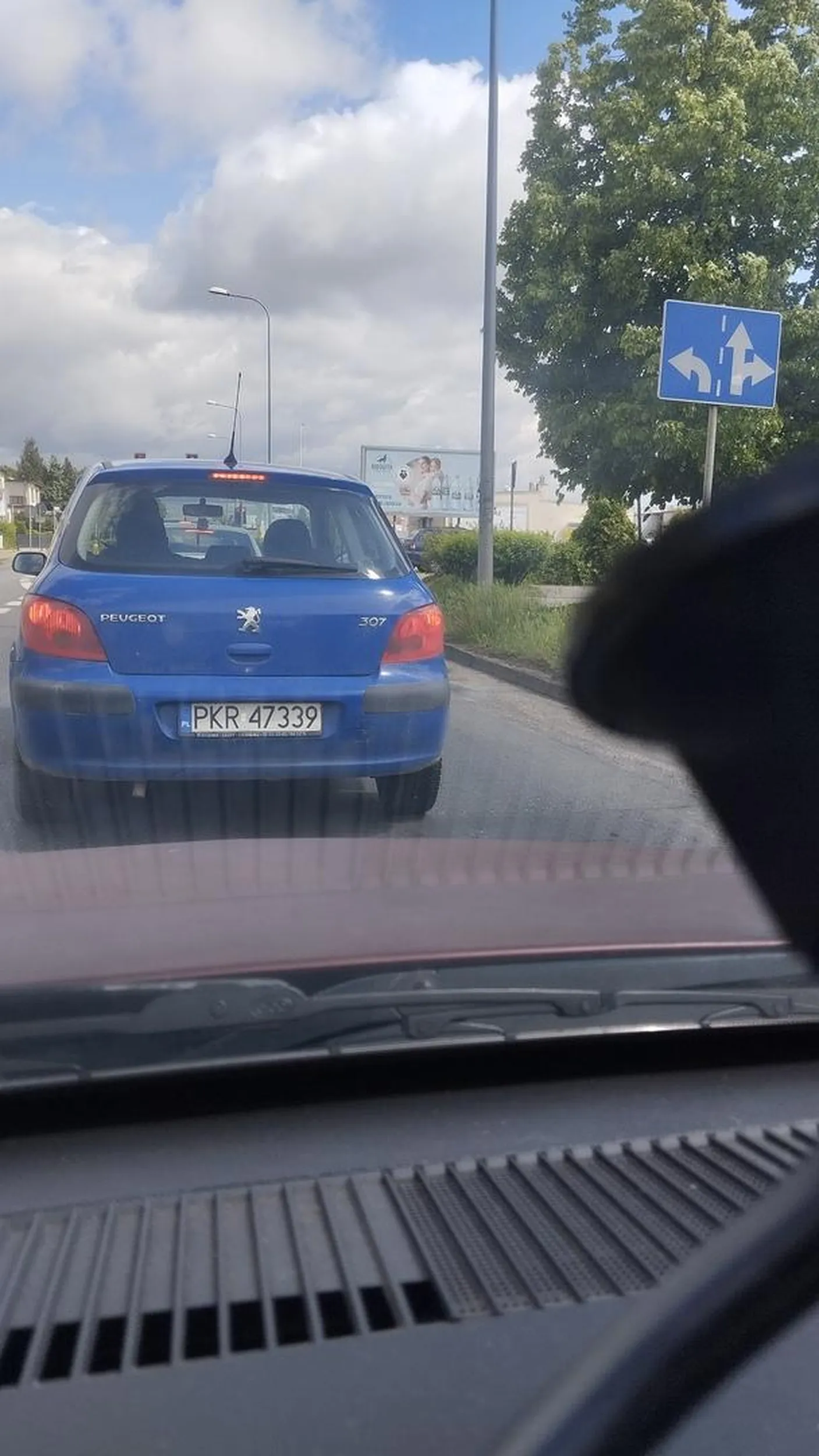 Chłopie oddaj prawo jazdy. Specjalnie blokujesz drogę.