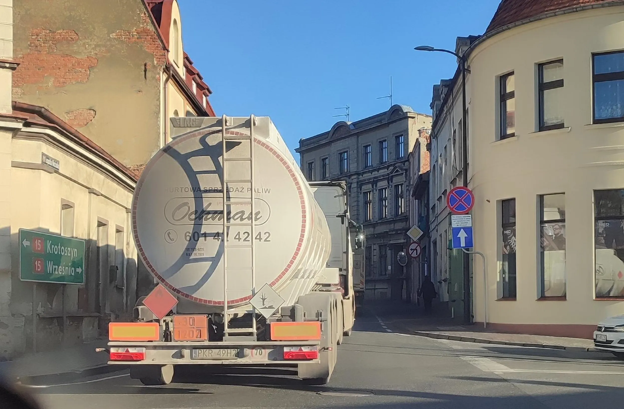 Środa 19.11.2025 Trasa DK15 Wolenice Gość jedzie niebezpiecznie i wyprzedza na podwójnej ciągłej. Komuś pilnie paliwa brakowało?