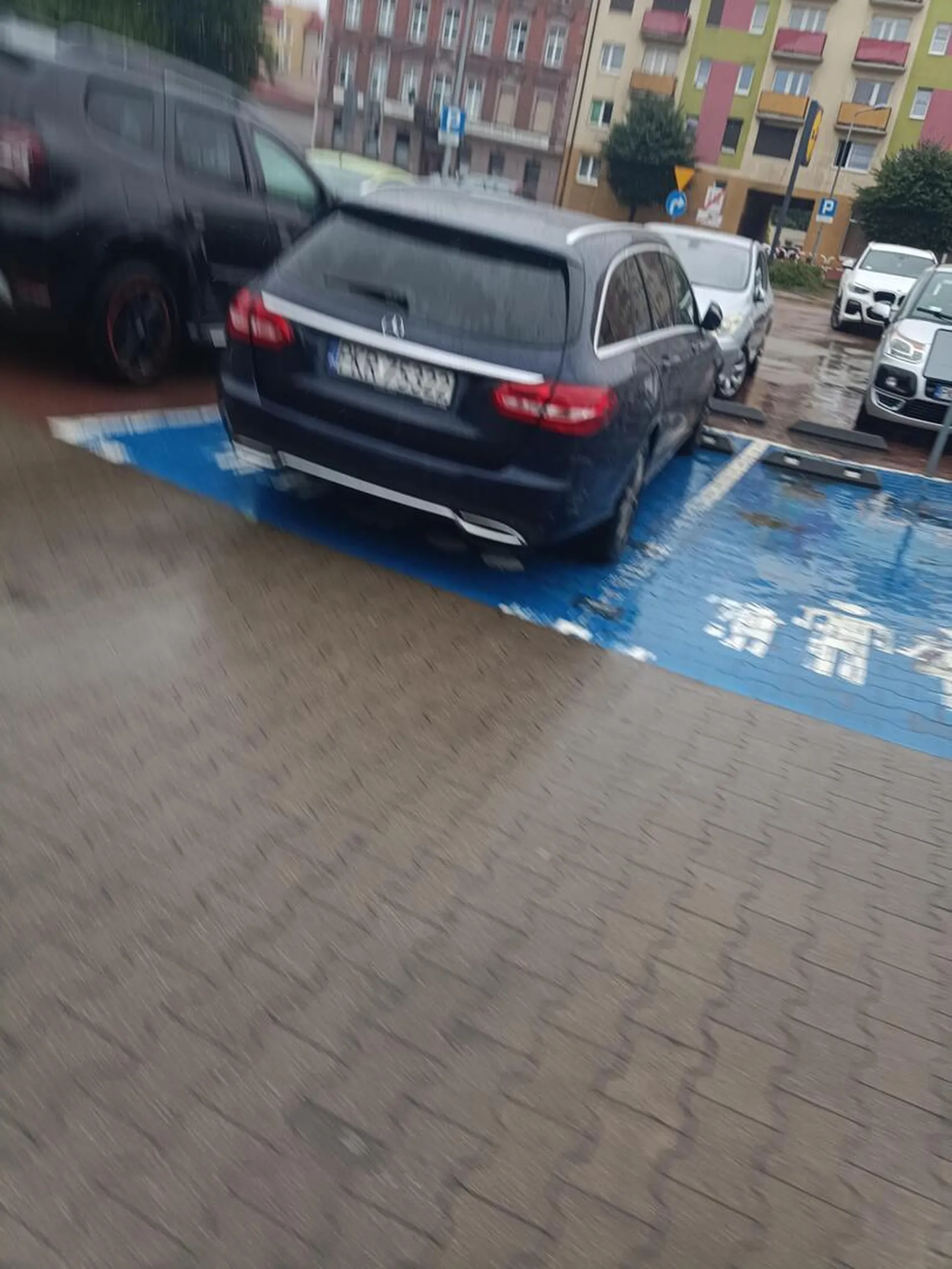 Pani bezczelnie parkuje na parkingu lidla na miejscu dla rodzin będąc sama...  jak włożyła bilet za szybę i szła do sklepu zwróciłem uwagę że dzieci zostawiła w samochodzie. Inni na parkingu też to zachowanie skomentowali. Pani sobie nic z tego nie zrobiła.  Jak wyjeżdżałem ktoś uprzejmy przykleił pani naklejkę na bocznej szybie