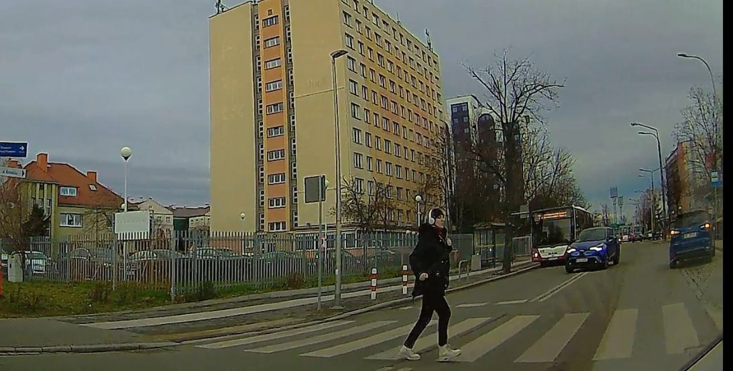 Piękne omijanie pojazdu przed przejściem dla pieszych i przed skrzyżowaniem i to na podwójnej ciągłej. Za takie zabawy to już chyba zabierają kwity. :-)