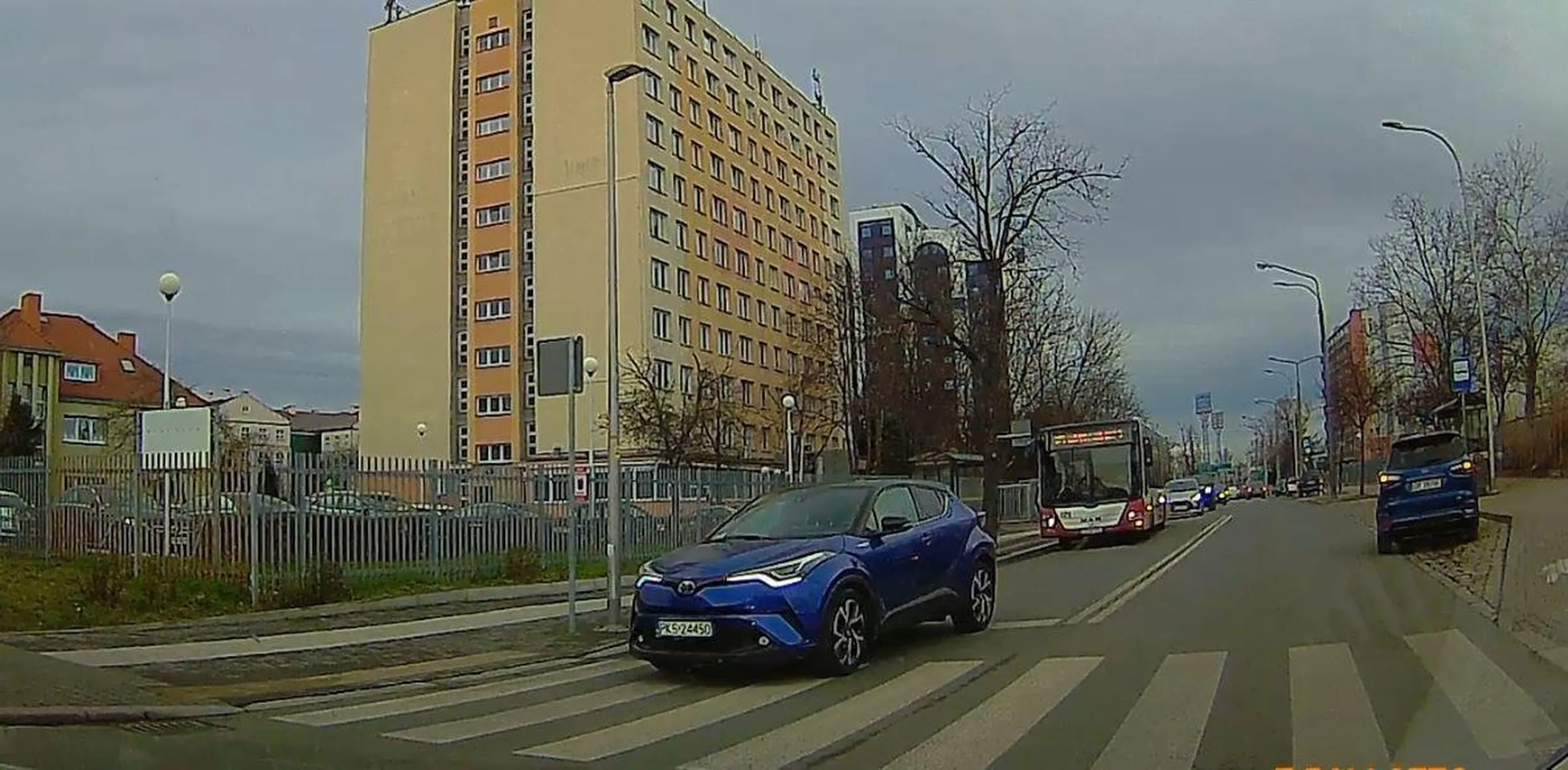 Piękne omijanie pojazdu przed przejściem dla pieszych i przed skrzyżowaniem i to na podwójnej ciągłej. Za takie zabawy to już chyba zabierają kwity. :-)