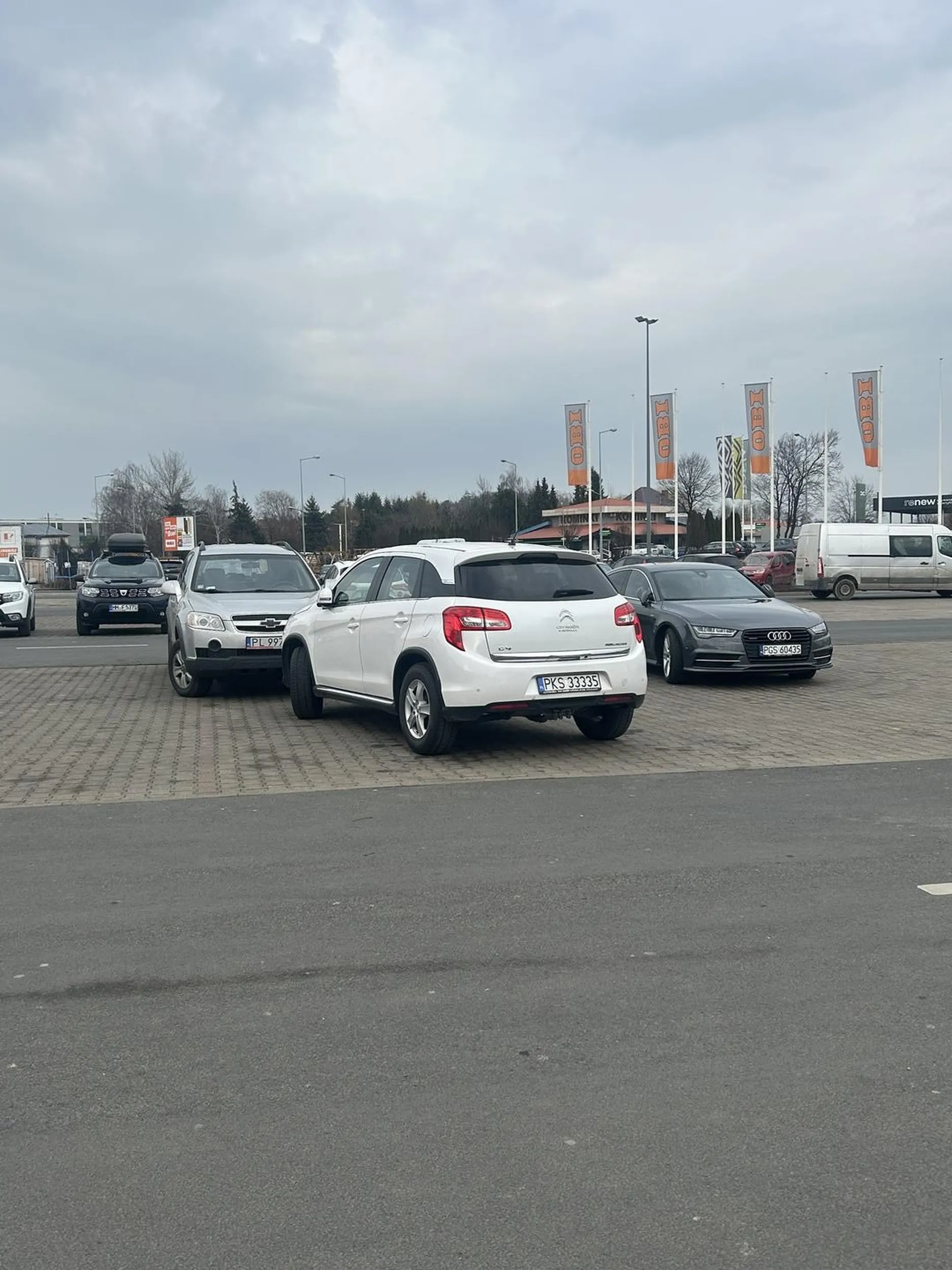 Kierowca parkuje na dwóch miejscach. Naucz się parkować !!