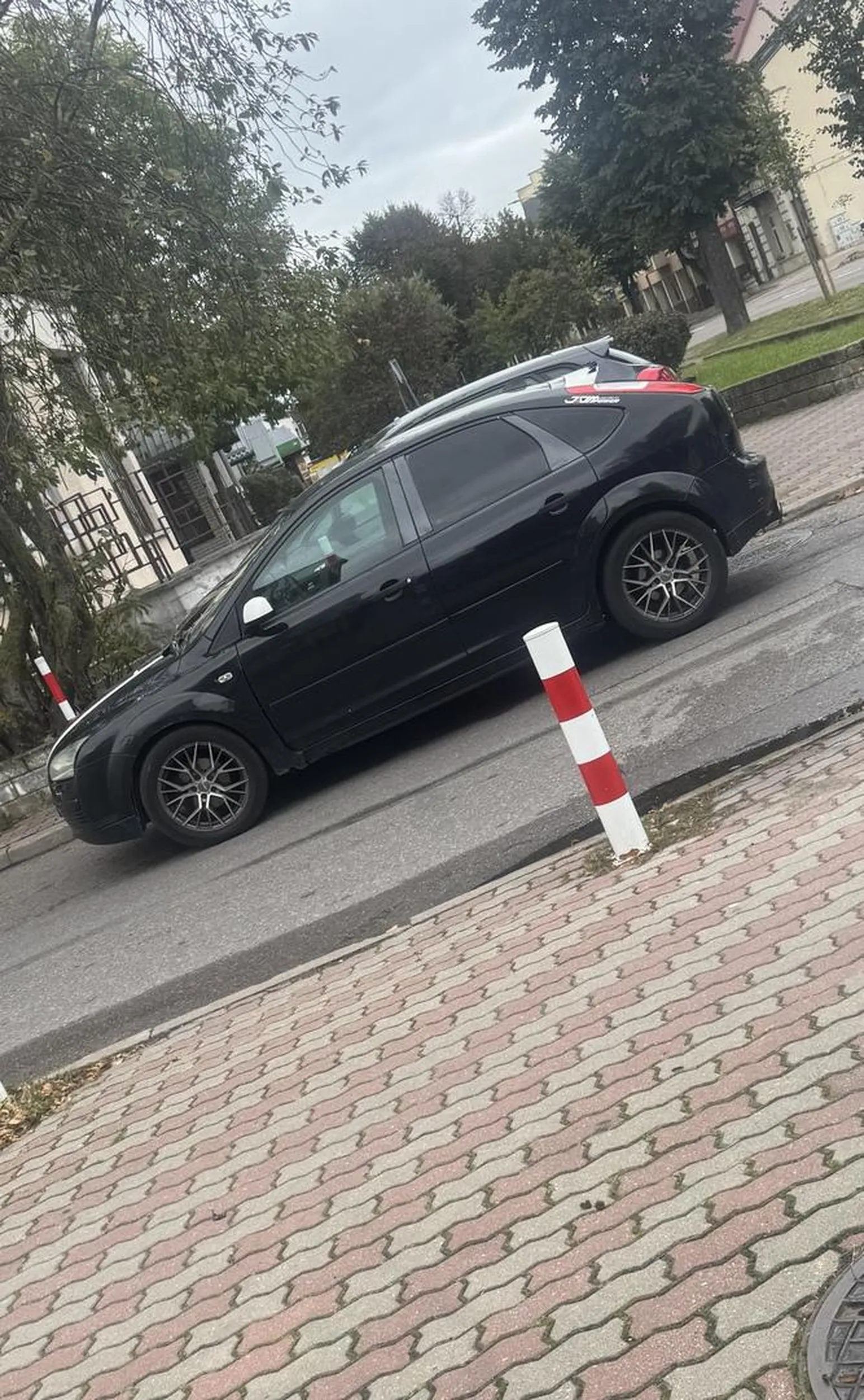 pogratulować lekkomyślności…samochod zaparkowany na caly weekend na wjeździe na osiedlu. Co gdyby zdarzylo sie cos w ktoryms z blokow? Straz karetka nie wjedzie. Wieksza osobówka ma juz problem….