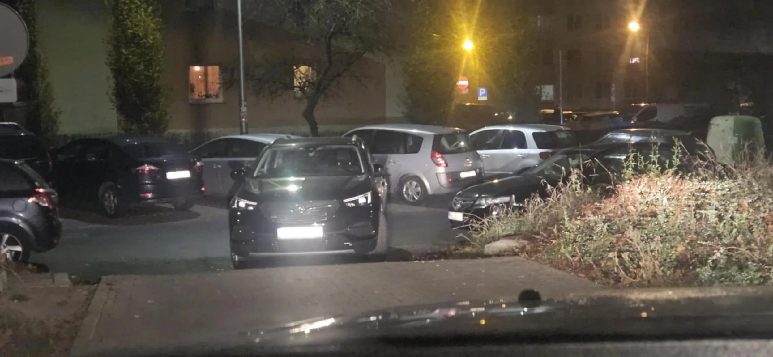 Naucz się parkować ciemna maso bo zastawiasz wjazd dla służb..