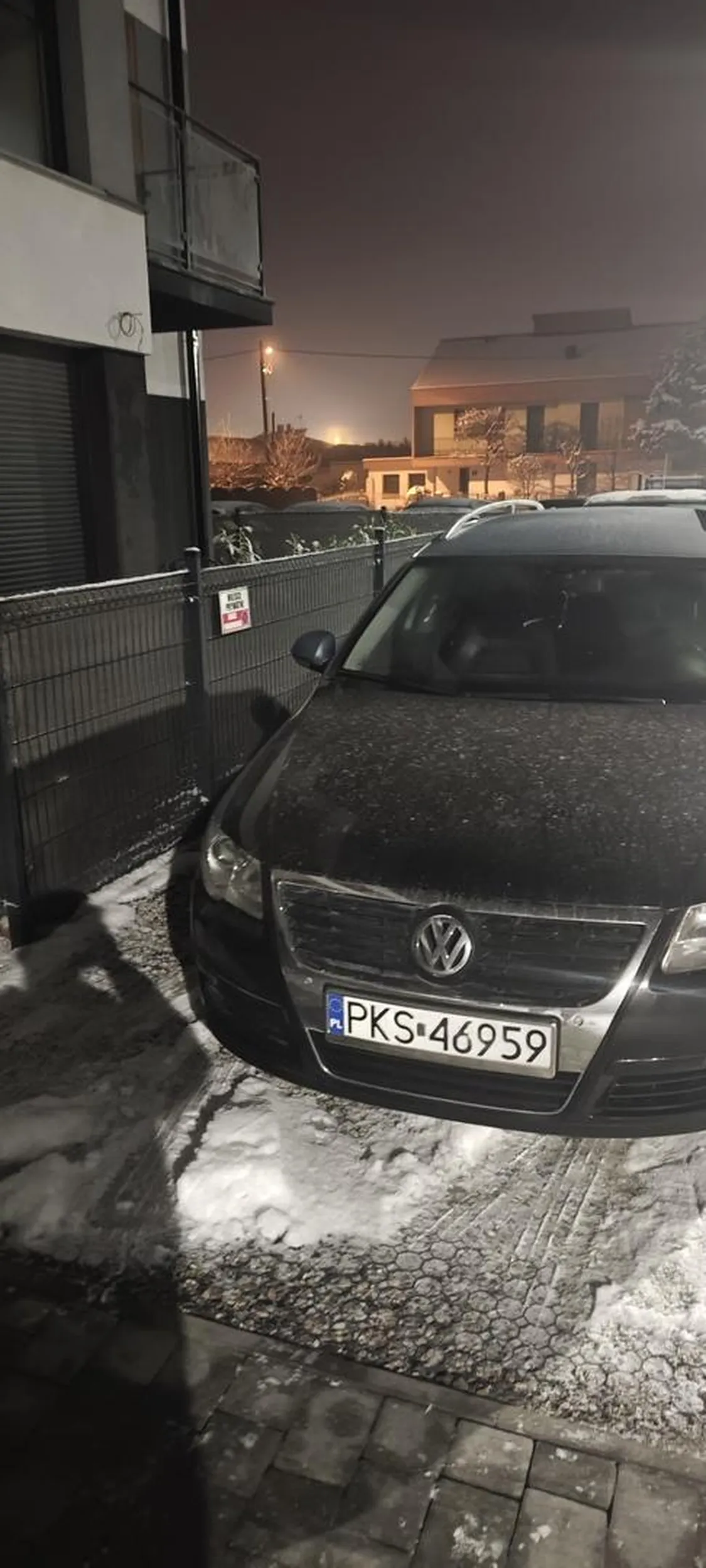 Burak nie potrafiący czytać ze zrozumieniem.... Miejsce prywatne a imbecyl bezczelnie na nim parkuje..