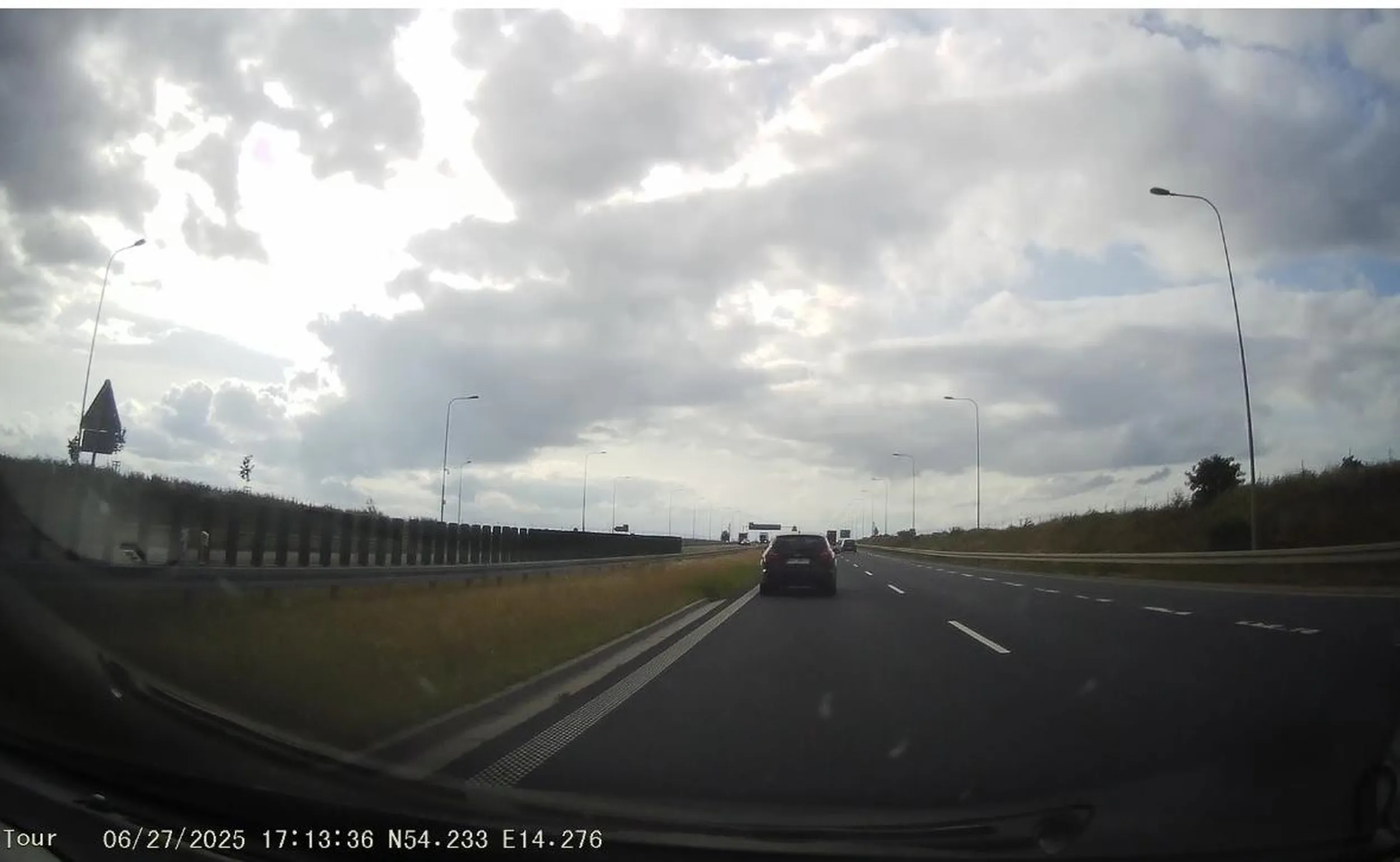 Zanim zaczniesz wypisywać kłamstwa na temat innych kierowców, naucz się podstaw kultury jazdy i przepisów ruchu drogowego. **Nie mrugałem światłami**, jak twierdzisz – to zwykłe kłamstwo, które próbujesz sprzedać, żeby zrzucić winę za swoją niekompetencję na drodze. Jechałeś lewym pasem jak król szosy, mimo że prawy był pusty – klasyczne blokowanie ruchu. To ty łamałeś przepisy i stwarzałeś zagrożenie, zmuszając innych do wyprzedzania prawym pasem. Zachowujesz się jakby droga ekspresowa była twoim prywatnym torem albo wioską, gdzie możesz robić co chcesz. A to jest droga szybkiego ruchu – tu obowiązuje kultura jazdy, płynność i myślenie o innych uczestnikach, a nie tylko o sobie. Zamiast pisać żale i fantazje w internecie – **spójrz na siebie**, bo twoje zachowanie na drodze pokazuje brak umiejętności, pokory i szacunku do innych. Z takim podejściem to ty jesteś zagrożeniem, nie ja.