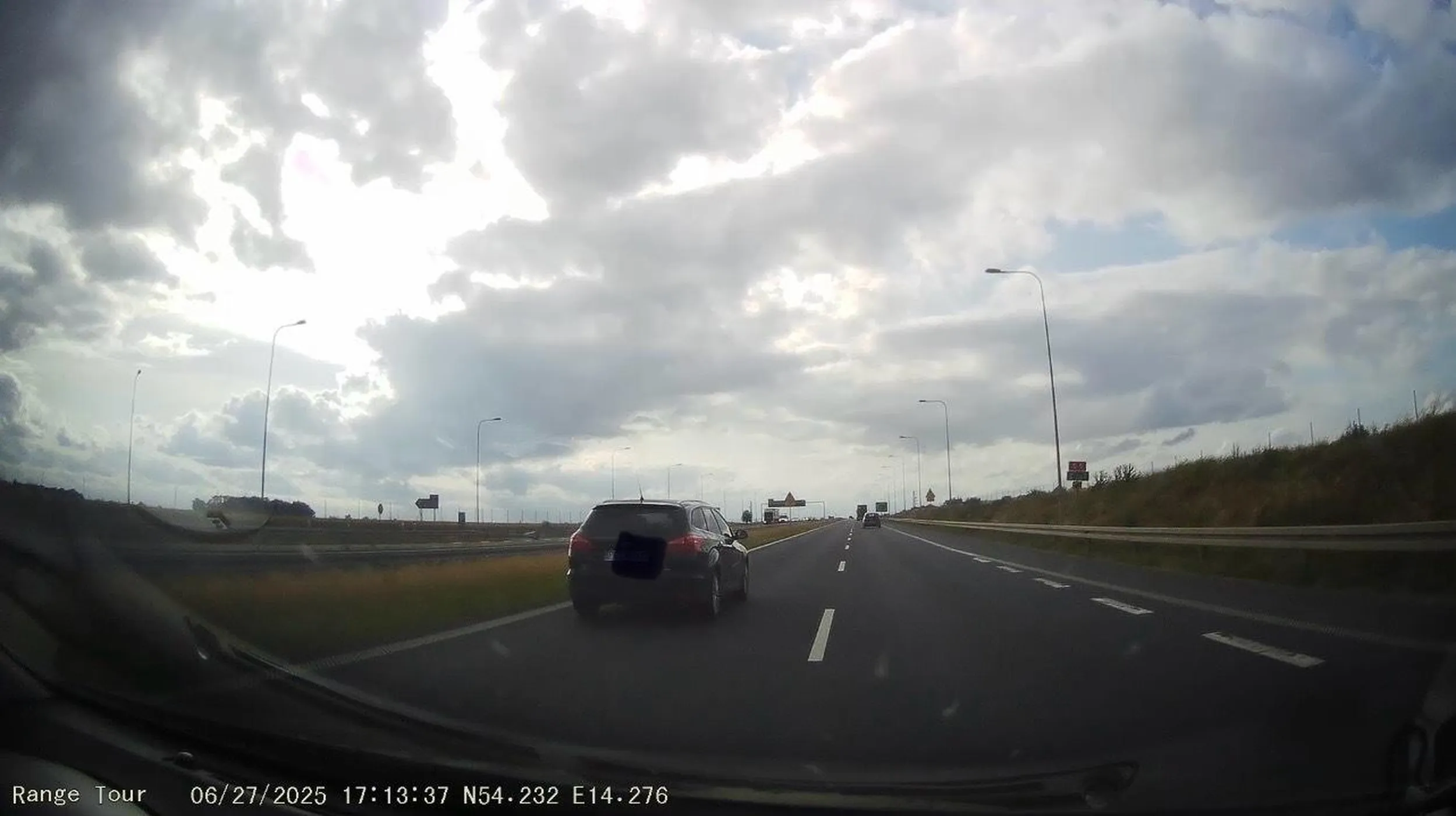 Zanim zaczniesz wypisywać kłamstwa na temat innych kierowców, naucz się podstaw kultury jazdy i przepisów ruchu drogowego. **Nie mrugałem światłami**, jak twierdzisz – to zwykłe kłamstwo, które próbujesz sprzedać, żeby zrzucić winę za swoją niekompetencję na drodze. Jechałeś lewym pasem jak król szosy, mimo że prawy był pusty – klasyczne blokowanie ruchu. To ty łamałeś przepisy i stwarzałeś zagrożenie, zmuszając innych do wyprzedzania prawym pasem. Zachowujesz się jakby droga ekspresowa była twoim prywatnym torem albo wioską, gdzie możesz robić co chcesz. A to jest droga szybkiego ruchu – tu obowiązuje kultura jazdy, płynność i myślenie o innych uczestnikach, a nie tylko o sobie. Zamiast pisać żale i fantazje w internecie – **spójrz na siebie**, bo twoje zachowanie na drodze pokazuje brak umiejętności, pokory i szacunku do innych. Z takim podejściem to ty jesteś zagrożeniem, nie ja.