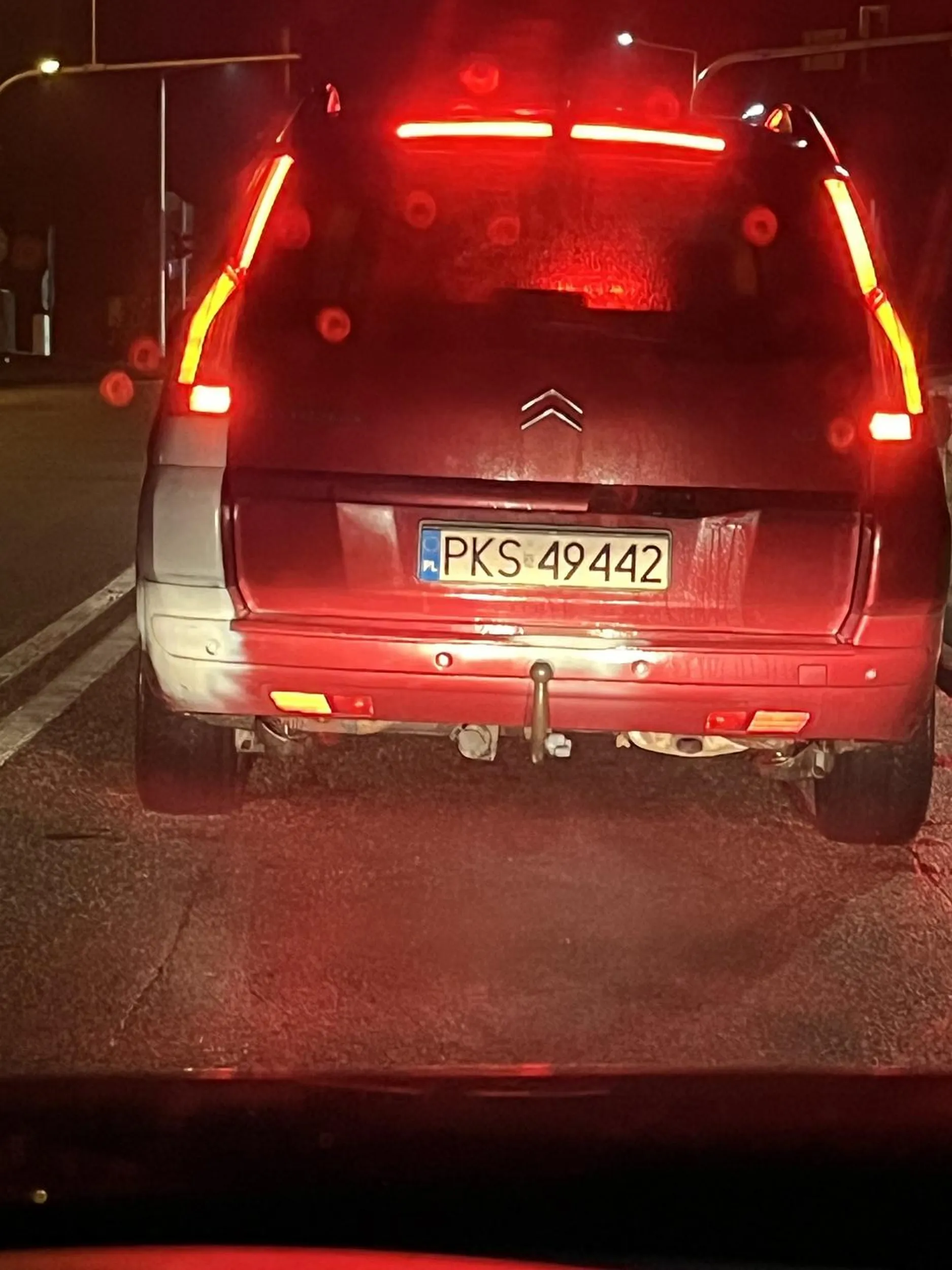 Nie wiem co z gościem jest nie tak albo ślepy albo pijany jedzie za mną przez 2-3 km w nocy na długich ślepiac mnie tym i dekoncentrując otworzyłem nawet okno i wykonałem gest ręką która sugeruje zmianę świateł nic zero reakcji